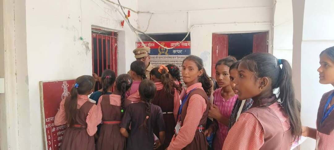 थाने पहुंचीं पीएम श्री विद्यालय की छात्राएं, जाना पुलिस की कार्यप्रणाली का तरीका
ललिया, बलरामपुर। बेटियों में सुरक्षा के प्रति विश्वास जगाने और उन्हें अपने अधिकारों के प्रति जागरूक करने के उद्देश्य से मिशन शक्ति अभियान फेज-6.0 के तहत पीएम श्री कंपोजिट विद्यालय ललिया की छात्राओं और शिक्षिकाओं ने शुक्रवार को थाना ललिया का भ्रमण किया। इस दौरान छात्राओं ने थाना परिसर, कार्यालयों और मिशन शक्ति केंद्र का निरीक्षण कर पुलिस की कार्यप्रणाली को करीब से समझा। थाना प्रभारी ने छात्राओं का उत्साहवर्धन करते हुए उन्हें मिष्ठान भी खिलाया।
पुलिस अधीक्षक मार्तंड प्रकाश सिंह के निर्देशन, अपर पुलिस अधीक्षक विशाल पांडेय तथा क्षेत्राधिकारी देवेंद्र कुमार श्रीवास्तव के पर्यवेक्षण में आयोजित इस कार्यक्रम का नेतृत्व प्रभारी निरीक्षक मृत्युंजय सिंह ने किया। मिशन शक्ति एवं एंटी रोमियो टीम ने छात्राओं को थाने के विभिन्न अनुभागों का भ्रमण कराया।
इस दौरान छात्राओं को महिला हेल्प डेस्क, मिशन शक्ति केंद्र, पूछताछ केंद्र, कार्यालय और सीसीटीएनएस की कार्यप्रणाली के बारे में विस्तार से जानकारी दी गई। पुलिसकर्मियों ने बताया कि महिलाओं और बालिकाओं की सुरक्षा, सम्मान एवं स्वावलंबन सुनिश्चित करने के लिए पुलिस किस प्रकार कार्य करती है।
छात्राओं को महिला संबंधी अपराधों, कानूनी अधिकारों, आत्मरक्षा तथा विभिन्न सरकारी योजनाओं के बारे में भी जागरूक किया गया। किसी भी आपात स्थिति में पुलिस की सहायता लेने और हेल्पलाइन नंबरों का उपयोग करने की जानकारी देकर उन्हें निर्भीक रहने के लिए प्रेरित किया गया।
थाना भ्रमण के बाद छात्राओं ने महिला सुरक्षा, सम्मान और स्वावलंबन का संदेश देने के लिए जागरूकता रैली निकाली। इस पहल का उद्देश्य बालिकाओं को पुलिस की कार्यप्रणाली से परिचित कराने के साथ उनमें सुरक्षा के प्रति विश्वास पैदा करना और उन्हें अपने अधिकारों के प्रति सजग बनाना रहा।
कार्यक्रम में मिशन शक्ति एवं एंटी रोमियो टीम प्रभारी उपनिरीक्षक जितेंद्र वर्मा, कांस्टेबल वीरेंद्र कुमार, रविशंकर मौर्य, मिथिलेश मौर्य, महिला हेड कांस्टेबल गीता वर्मा, स्वाती वर्मा और गरिमा सिंह सहित अन्य पुलिसकर्मी मौजूद रहे।
संदेश: बेटियों को डरना नहीं, अपने अधिकारों के प्रति जागरूक होकर आत्मविश्वास के साथ आगे बढ़ना है।
#MissionShakti #मिशनशक्ति_अभियान #BalrampurPolice #बलरामपुर_पुलिस #थाना_ललिया #PMShriSchool #महिला_सुरक्षा #बेटी_बचाओ_बेटी_पढ़ाओ #नारी_सशक्तिकरण #महिला_सम्मान #बालिका_सुरक्षा #उत्तरप्रदेश_पुलिस #UPPolice #साइबर_जागरूकता #स्वावलंबी_नारी #बलरामपुर_न्यूज #UPNews #LaliaBalrampur