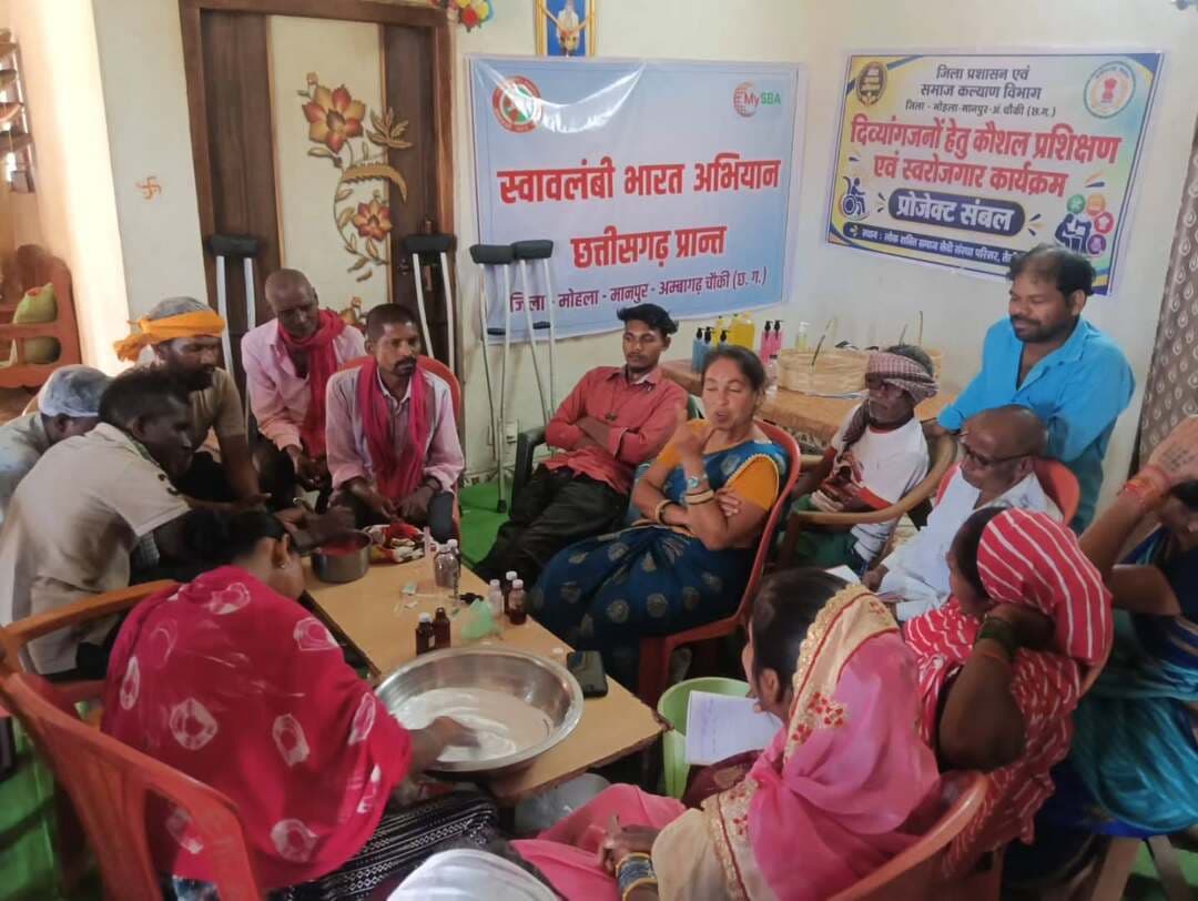 सेवा संकल्प अभियान के अंतर्गत दिव्यांगजनों के हुनर को मिला नया आयाम, ‘प्रोजेक्ट सम्बल’ से आत्मनिर्भरता की ओर बढ़ते कदम
- टोहे में लगभग 50 दिव्यांगजनों को कॉस्मेटिक उत्पाद निर्माण, महुआ से खाद्य सामग्री बनाने एवं पैकेजिंग का दिया गया व्यावहारिक प्रशिक्षण
#mmacdistrict_cg #chhattishgarh #सेवा_संकल्प_अभियान #sevasankalpabhiyan #viksitchhattisgarh
@chhattisgarhcmo @dpr.chhattisgarh