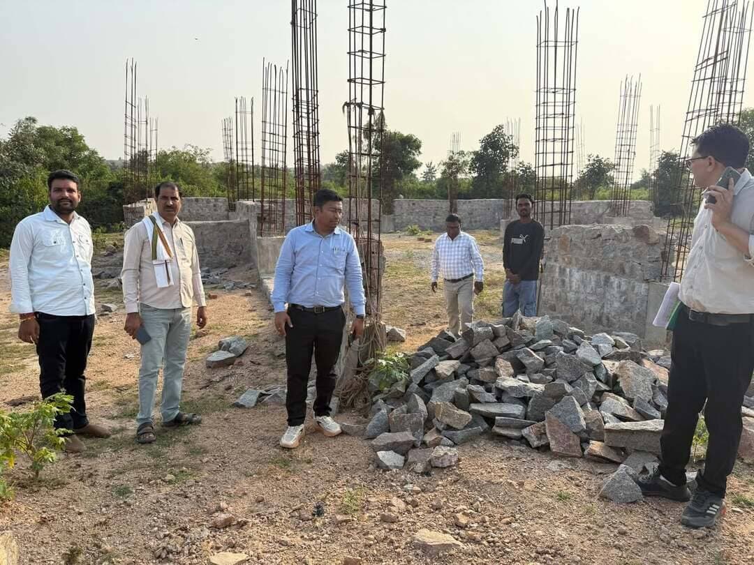 मुख्य कार्यपालन अधिकारी जिला पंचायत दतिया श्री शैलेन्द्र सिंह ने ग्राम पंचायत गोविन्दपुर एवं रामसागर का भ्रमण कर विभिन्न निर्माण कार्यों तथा आवास योजनाओं की प्रगति का निरीक्षण किया।
इस दौरान उन्होंने अपूर्ण आवासों एवं सामुदायिक भवनों की स्थिति का जायजा लिया। साथ ही हितग्राहियों से चर्चा कर आवास निर्माण में आ रही समस्याओं की जानकारी ली तथा संबंधित अधिकारियों को निर्माण कार्य शीघ्र पूर्ण कराने के निर्देश दिए।
#दतिया #CMMadhyaPradesh #JansamparkMP #datia #MadhyaPradesh