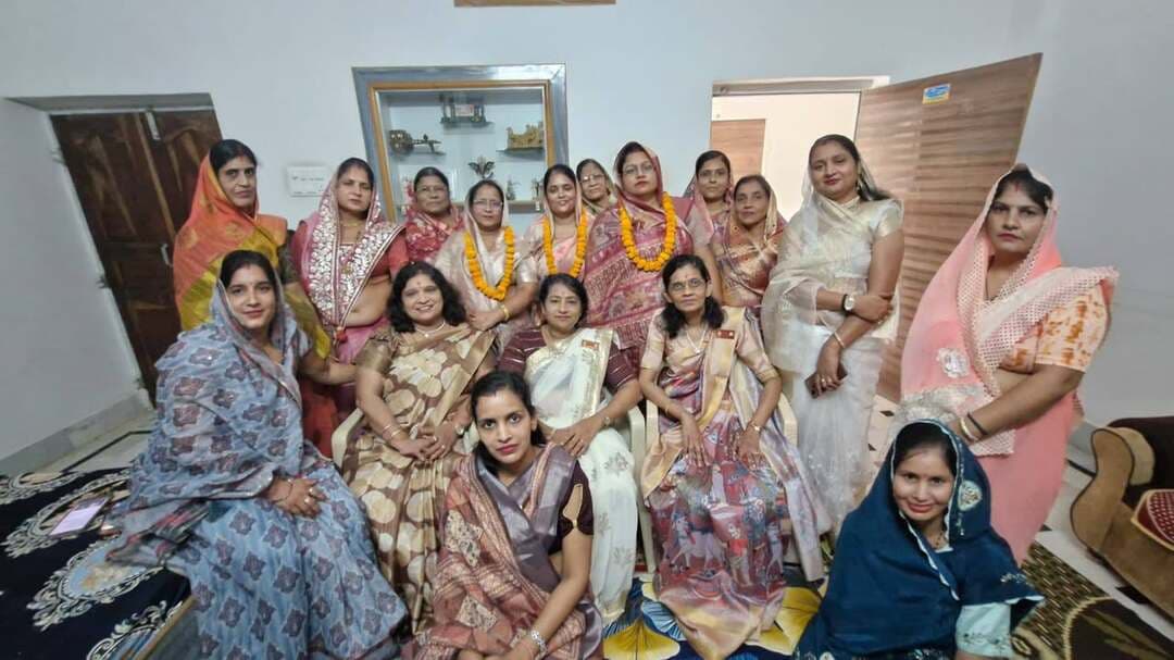 लूणकरणसर में माहेश्वरी महिला समिति का पुनर्गठन संपन्न
उत्तरी राजस्थान प्रादेशिक माहेश्वरी महिला संगठन के तत्वावधान में आज लूणकरणसर का भ्रमण किया गया। इस दौरान निशा झंवर, विभा बिहानी एवं सीमा चांडक ने स्थानीय माहेश्वरी महिला समिति के पुनर्गठन में भाग लिया।
पुनर्गठन के अंतर्गत मंजू जी बूब को संरक्षिका, भगवती जी राठी को अध्यक्ष, विद्या जी लखोटिया को सचिव तथा ललित जी राठी को कोषाध्यक्ष का दायित्व सौंपा गया।
इस अवसर पर सभी नवनियुक्त पदाधिकारियों को हार्दिक बधाई एवं शुभकामनाएँ दी गईं। आशा है कि नई कार्यकारिणी समाज सेवा, महिला सशक्तीकरण एवं संगठन की गतिविधियों को नई ऊँचाइयों तक ले जाएगी।