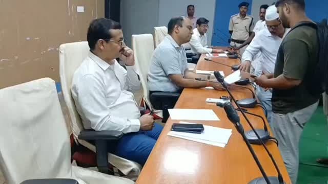 समस्तीपुर जिलाधिकारी रोशन कुशवाहा की अध्यक्षता में आज जन संवाद कार्यक्रम आयोजित किया गया। कार्यक्रम में जिले के विभिन्न क्षेत्रों से आए आम नागरिकों ने अपनी समस्याओं एवं शिकायतों से जिलाधिकारी को अवगत कराया। जिलाधिकारी ने एक-एक कर फरियादियों की समस्याओं को सुना तथा संबंधित पदाधिकारियों को प्राप्त आवेदनों की गंभीरता से जाँच करते हुए नियमानुसार त्वरित कार्रवाई सुनिश्चित करने का निर्देश दिया।
जन संवाद के दौरान जिलाधिकारी ने कहा कि आम नागरिकों की समस्याओं का समाधान जिला प्रशासन की प्राथमिकता है। सभी संबंधित पदाधिकारी प्राप्त शिकायतों का समयबद्ध निष्पादन सुनिश्चित करें तथा प्रत्येक मामले में नियमानुसार आवश्यक कार्रवाई करते हुए आवेदकों को की गई कार्रवाई से अवगत कराएँ।
जिलाधिकारी ने संबंधित विभागों के पदाधिकारियों को निर्देश दिया कि जन शिकायतों के निष्पादन में किसी भी प्रकार की अनावश्यक देरी नहीं होनी चाहिए। जिन मामलों �
