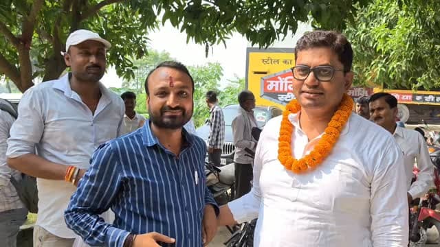 पुसा बिरौली चौक के समीप महिमा मंगलम के परिसर में जनसंपर्क सह संवाद कार्यक्रम का आयोजन शुक्रवार को किया गया । जिसमें उपस्थित दरभंगा स्नातक निर्वाचन क्षेत्र से बिहार विधान परिषद के निर्दलीय प्रत्याशी आदित्य कुमार झा ने मतदाताओं को संबोधित करते हुए शिक्षा, बेरोजगारी सहित अन्य बिंदुओं पर मतदाताओं से संबाद स्थापित किया। उन्होंने अपने पक्ष में प्रथम वरीयता का मत देने की अपील मतदाताओं से किया। उन्होंने कहा कि बिहार के छात्रों में प्रतिभा की कमी नहीं है। लेकिन वे यहां अपनी प्रतिभा को प्रदर्शित नहीं कर पाते हैं। लेकिन वहीं छात्र बहार जाकर प्रतिभा को प्रदर्शित करते। जिसमें सुधार लाने कि जरुरत है। कहा कि स्नातक निर्वाचन क्षेत्र में मतदाताओं का अपार समर्थन मिल रहा है ।इस दौरान उपस्थित मतदाताओं ने उनका स्वागत करते हुए कई समस्या से जुड़े अपनी बातों को रखा इस दौरान राजीव कुमार, दिनेश राय सहित क्षेत्र के अन्य मतदाता उपस्थित थे। #s