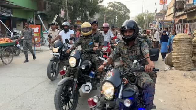 आगामी दुर्गा पूजा के सप्तमी, महाअष्टमी, महानवमी एवं विजयादशमी के अवसर पर श्रद्धालुओं की संभावित भारी भीड़ को देखते हुए शुक्रवार को सदर एसडीएम के नेतृत्व में ताजपुर शहर में प्रशासन की ओर से संयुक्त फ्लैग मार्च निकाला गया। फ्लैग मार्च का नेतृत्व अनुमंडल पदाधिकारी राकेश कुमार ने किया। इस दौरान अनुमंडल पुलिस पदाधिकारी एवं ट्रैफिक डीएसपी भी मौजूद रहे।
फ्लैग मार्च के माध्यम से शहर में विधि-व्यवस्था, यातायात प्रबंधन एवं सुरक्षा व्यवस्था का जायजा लिया गया। त्योहार के दौरान श्रद्धालुओं की सुविधा, भीड़ नियंत्रण तथा शांतिपूर्ण वातावरण बनाए रखने के उद्देश्य से प्रशासनिक एवं पुलिस अधिकारियों ने शहर के विभिन्न क्षेत्रों का भ्रमण किया।
इस दौरान अनुमंडल पदाधिकारी राकेश कुमार ने कई पूजा पंडालों का निरीक्षण भी किया तथा व्यवस्थाओं का जायजा लिया। आगामी पूजा के दौरान श्रद्धालुओं की संभावित भीड़ को ध्यान में रखते हुए सुरक्षा एवं अन्य आवश्यक