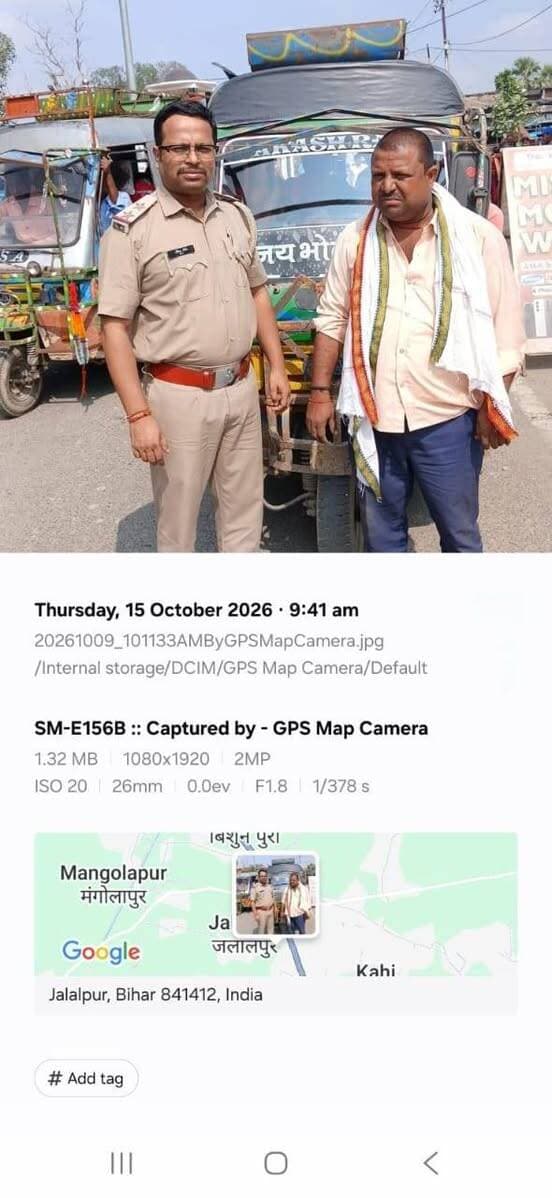 यातायात नियमों के उल्लंघन के विरुद्ध कार्रवाई तेज, एक दिन में 8.79 लाख रुपये से अधिक का जुर्माना वसूल
सारण जिले में यातायात एवं सड़क सुरक्षा नियमों का अनुपालन सुनिश्चित करने के लिए जिला पदाधिकारी सारण के निदेशालोक में जिला परिवहन विभाग, सारण द्वारा लगातार जांच अभियान चलाया जा रहा है। दिनांक 15 अक्टूबर 2026 को जारी दैनिक प्रतिवेदन के अनुसार, एक दिन में कुल **346 वाहनों की जांच** की गई तथा **122 वाहनों पर जुर्माना अधिरोपित करते हुए कुल 8,79,409 रुपये की राशि वसूल की गई।** वहीं, 1 अप्रैल 2026 से 15 अक्टूबर 2026 तक की अवधि में कुल 15,287 वाहनों की जांच की गई है तथा 4,771 वाहनों से संबंधित कार्रवाई के अंतर्गत कुल 41,95,000 रुपये की जुर्माना राशि वसूल की गई है। परिवहन विभाग द्वारा यातायात नियमों के उल्लंघन पर कार्रवाई के माध्यम से सड़क सुरक्षा सुनिश्चित करने और वाहन चालकों को नियमों के प्रति जागरूक करने पर जोर दिया जा रहा है। वाहन चालकों से अपील है कि वे यातायात नियमों का पालन करें, आवश्यक दस्तावेज साथ रखें तथा सुरक्षित वाहन परिचालन सुनिश्चित करें। अपील के तहत लोगों से हेलमेट पहनने,सीट बेल्ट लगाने तथा ओवरलोडिंग न किए जाने का संदेश दिया गया है।