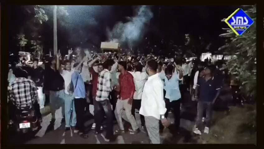 ରାଉରକେଲା; ଛାତ୍ର ସଂସଦ ନିର୍ବାଚନ ରେ ରାଜନୈତିକ ଦଳର ସିଧା ସଳଖ ସଂପୃକ୍ତି କଲେଜ ର ପରିବେଶ କୁ କଳୁଷିତ କରୁଛି।ଏ ଦିଗରେ ତର୍ଜମା ର ଆବଶ୍ୟକତା ରହିଛି?
#smsnewsnetwork #raurkela #collegeelection #SFI #CBJD #BJP #ABVP #NSUI #birensenapati #surendradas