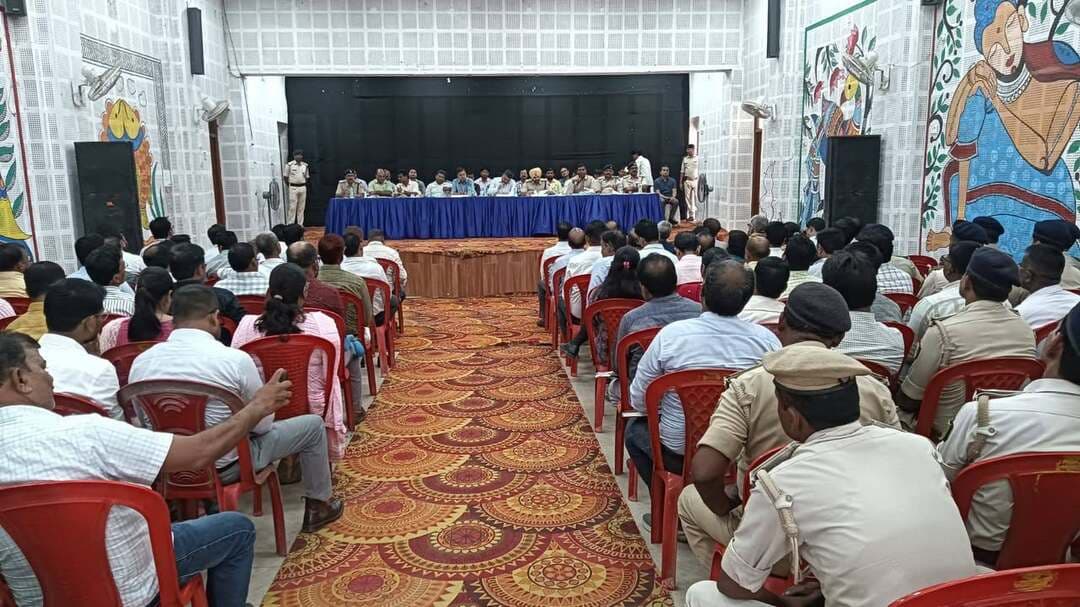 *प्रेस विज्ञप्ति*
समाहरणालय, मधेपुरा
जिला जनसंपर्क कार्यालय, मधेपुरा
दिनांक: 16 अक्टूबर 2026
स्थान: कला भवन, मधेपुरा
*दुर्गा पूजा को लेकर डीएम-एसपी की संयुक्त ब्रीफिंग, शांतिपूर्ण आयोजन एवं सुरक्षित विसर्जन के लिए सख्त निर्देश*
*संवेदनशील स्थलों पर विशेष निगरानी, भीड़ नियंत्रण एवं श्रद्धालुओं की सुरक्षा पर जोर;*
*बच्चों की जेब में पहचान पर्ची रखने की अभिभावकों से अपील*
मधेपुरा, 16 अक्टूबर 2026। दुर्गा पूजा-2026 के अवसर पर जिले में शांति, सुरक्षा एवं विधि-व्यवस्था बनाए रखने के उद्देश्य से कला भवन, मधेपुरा में जिला पदाधिकारी श्री अभिषेक रंजन एवं पुलिस अधीक्षक डॉ. संदीप सिंह की संयुक्त अध्यक्षता में प्रतिनियुक्त दंडाधिकारियों एवं पुलिस पदाधिकारियों की ब्रीफिंग आयोजित की गई। बैठक में पर्व के दौरान सतर्कता बरतने, भीड़ नियंत्रण, संवेदनशील स्थलों पर विशेष निगरानी तथा शांतिपूर्ण मूर्ति विसर्जन सुनिश्चित करने के लिए आवश्यक दिशा-निर्देश दिए गए।
जिला प्रशासन द्वारा विधि-व्यवस्था संधारण के लिए व्यापक तैयारियाँ की गई हैं। सभी प्रतिनियुक्त दंडाधिकारियों एवं पुलिस पदाधिकारियों को 16 अक्टूबर के अपराह्न से 21 अक्टूबर 2026 तक मूर्ति विसर्जन की प्रक्रिया शांतिपूर्ण ढंग से संपन्न होने तक अपने-अपने प्रतिनियुक्ति स्थलों पर अनिवार्य रूप से उपस्थित रहने का निर्देश दिया गया।
*ब्रीफिंग में दिए गए प्रमुख निर्देश*
- सुरक्षा एवं निगरानी: संवेदनशील एवं अति संवेदनशील स्थलों पर सघन गश्ती, सतत निगरानी तथा आवश्यकतानुसार सीसीटीवी एवं वीडियोग्राफी की व्यवस्था सुनिश्चित की जाए।
- भीड़ नियंत्रण: पूजा पंडालों एवं मेला स्थलों पर भीड़ प्रबंधन के प्रभावी उपाय किए जाएँ। बुजुर्गों, महिलाओं एवं छोटे बच्चों की सुरक्षा पर विशेष ध्यान दिया जाए।
- नियमों का अनुपालन: प्रतिबंधित डीजे, आपत्तिजनक झाँकियों, अश्लील गीतों एवं धार्मिक उन्माद फैलाने वाली सामग्री पर रोक सुनिश्चित की जाए।
- सोशल मीडिया पर निगरानी: अफवाह एवं भ्रामक सूचनाएँ फैलाने वालों के विरुद्ध त्वरित कार्रवाई की जाए।
- विसर्जन स्थलों पर व्यवस्था: घाटों पर बैरिकेडिंग, रस्सी का घेरा, गोताखोर, नाव, पर्याप्त प्रकाश एवं चिकित्सा व्यवस्था सुनिश्चित की जाए।
- त्वरित कार्रवाई एवं समन्वय: सभी प्रतिनियुक्त पदाधिकारी आपसी समन्वय के साथ कार्य करें तथा किसी भी अप्रिय घटना की सूचना तत्काल जिला नियंत्रण कक्ष को दें।
जिला पदाधिकारी श्री अभिषेक रंजन ने सभी पदाधिकारियों को पूरी गंभीरता एवं तत्परता से अपने दायित्वों का निर्वहन करने का निर्देश दिया। उन्होंने स्पष्ट किया कि पर्व के दौरान शांति एवं विधि-व्यवस्था बनाए रखना प्रशासन की सर्वोच्च प्राथमिकता है। पुलिस अधीक्षक डॉ. संदीप सिंह ने भी असामाजिक तत्वों पर सतत निगरानी रखने तथा किसी भी आपात स्थिति से निपटने के लिए पूरी तरह सतर्क रहने का निर्देश दिया।
*अभिभावकों से विशेष अपील:* बच्चों की सुरक्षा को लेकर बरतें विशेष सतर्कता
दुर्गा पूजा के अवसर पर पूजा पंडालों एवं मेला स्थलों पर उमड़ने वाली भीड़ को देखते हुए जिला प्रशासन सभी अभिभावकों से अपील करता है कि वे अपने बच्चों की सुरक्षा के प्रति विशेष रूप से सतर्क रहें। अभिभावक अपने साथ मेले में आने वाले छोटे बच्चों की जेब में एक पर्ची अवश्य रखें, जिस पर बच्चे का नाम, पिता का नाम, पूरा पता एवं अभिभावक का मोबाइल नंबर स्पष्ट रूप से अंकित हो। भीड़ में बच्चा अपने परिजनों से बिछड़ जाने की स्थिति में यह पर्ची उसकी पहचान करने तथा उसे सुरक्षित रूप से परिवार तक पहुँचाने में सहायक होगी।
अभिभावक बच्चों को अकेला न छोड़ें, भीड़भाड़ वाले स्थानों पर उनका हाथ पकड़कर रखें तथा उन पर लगातार नजर बनाए रखें। बुजुर्गों एवं महिलाओं की सुरक्षा का भी विशेष ध्यान रखें।
याद रखें, आपकी थोड़ी-सी सावधानी किसी बड़ी परेशानी को टाल सकती है। पर्व की खुशियाँ तभी सार्थक हैं, जब हर बच्चा सुरक्षित और हर परिवार निश्चिंत हो।
*जिला प्रशासन की आमजन से अपील*
जिला प्रशासन ने जिलेवासियों से दुर्गा पूजा का पर्व शांति, सद्भाव एवं आपसी सौहार्द के साथ मनाने की अपील की है। आमजन अफवाहों पर ध्यान न दें, अपुष्ट सूचनाएँ सोशल मीडिया पर साझा न करें तथा प्रशासन द्वारा जारी दिशा-निर्देशों का पालन करें। किसी भी संदिग्ध गतिविधि अथवा अप्रिय स्थिति की सूचना तत्काल स्थानीय प्रशासन या पुलिस को दें।
जिला प्रशासन, मधेपुरा शांतिपूर्ण, सुरक्षित एवं सौहार्दपूर्ण दुर्गा पूजा सुनिश्चित करने के लिए प्रतिबद्ध है। पर्व मनाएँ, खुशियाँ बाँटें और सुरक्षा में प्रशासन का सहयोग करें।
इस अवसर पर अपर समाहर्ता, अनुमंडल पदाधिकारी, अनुमंडल पुलिस पदाधिकारी, जिला स्तरीय पदाधिकारी ,सभी प्रखंड विकास पदाधिकारी, अंचलाधिकारी, थानाध्यक्ष सहित अन्य संबंधित पदाधिकारी उपस्थित थे।
Information & Public Relations Department, Government of Bihar