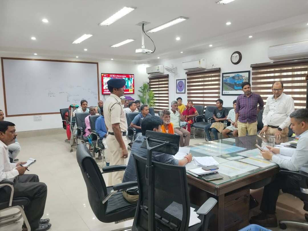 प्रेस विज्ञप्ति
समाहरणालय, मधेपुरा
जिला सूचना एवं जनसंपर्क कार्यालय, मधेपुरा
दिनांक : 16/10/2026
*“जनसमस्याओं के त्वरित समाधान हेतु प्रशासन पूरी तरह प्रतिबद्ध : जिलाधिकारी”*
*जनसुनवाई में 46 आवेदनों पर सुनवाई, संबंधित पदाधिकारियों को त्वरित निष्पादन के निर्देश*
मधेपुरा, 16/10/2026
आज दिनांक 16/ 10 / 2026 को समाहरणालय स्थित जिलाधिकारी कार्यालय कक्ष में जिला पदाधिकारी, मधेपुरा श्री अभिषेक रंजन की अध्यक्षता में जनसुनवाई कार्यक्रम आयोजित किया गया। कार्यक्रम में जिले के विभिन्न प्रखंडों से पहुंचे आम नागरिकों ने अपनी समस्याओं, शिकायतों एवं मांगों से संबंधित कुल 46 आवेदन जिला पदाधिकारी के समक्ष प्रस्तुत किए।
जनसुनवाई के दौरान जिला पदाधिकारी ने सभी आवेदकों की समस्याओं को गंभीरता, संवेदनशीलता एवं मानवीय दृष्टिकोण के साथ सुना तथा संबंधित विभागीय पदाधिकारियों को प्रत्येक मामले में त्वरित, प्रभावी एवं आवश्यक कार्रवाई सुनिश्चित करने का निर्देश दिया। उन्होंने स्पष्ट रूप से कहा कि सभी आवेदनों का निष्पादन निर्धारित समयसीमा के भीतर पारदर्शी, निष्पक्ष एवं न्यायसंगत तरीके से किया जाए, ताकि आमजन को शीघ्र राहत उपलब्ध हो सके।
जिलाधिकारी श्री अभिषेक रंजन ने कहा कि जिला प्रशासन सुशासन, जवाबदेह प्रशासन एवं जनकल्याण की भावना के साथ कार्य कर रहा है। जनसुनवाई कार्यक्रम आम नागरिकों और प्रशासन के बीच संवाद स्थापित करने का एक प्रभावी माध्यम है, जिसके माध्यम से लोगों की समस्याओं का सीधे संज्ञान लेकर समाधान सुनिश्चित किया जाता है।
उन्होंने संबंधित पदाधिकारियों को निर्देशित किया कि जनसुनवाई में प्राप्त मामलों को सर्वोच्च प्राथमिकता देते हुए गुणवत्तापूर्ण निष्पादन सुनिश्चित करें तथा किसी भी स्तर पर लापरवाही या अनावश्यक विलंब नहीं होने दें।
जिला प्रशासन, मधेपुरा द्वारा आमजनों की समस्याओं के त्वरित एवं प्रभावी निस्तारण, पारदर्शिता तथा जनसहभागिता को निरंतर सर्वोच्च प्राथमिकता दी जा रही है।
Information & Public Relations Department, Government of Bihar