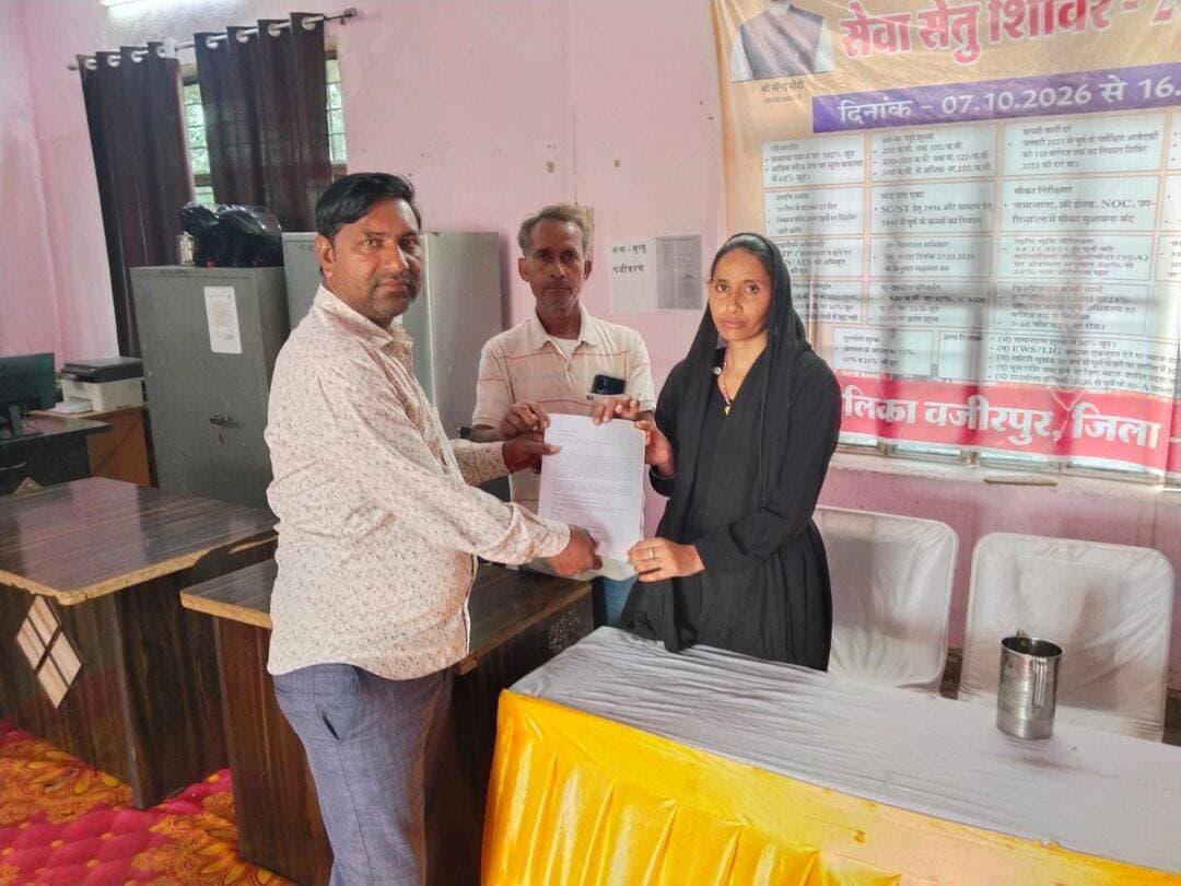 पीएम आवास योजना में पात्र गरीबों को लाभ दिलाने की मांग, अधिशासी अधिकारी को सौंपी शिकायत।
वजीरपुर। नगर पालिका क्षेत्र वार्ड नंबर 25 में प्रधानमंत्री आवास योजना (शहरी) के अंतर्गत पात्र गरीब एवं जरूरतमंद परिवारों को आवास योजना का लाभ दिलाने की मांग उठाई गई है। इस संबंध में वार्ड नंबर 25 निवासी हनुमान आकोदिया ने नगर पालिका के अधिशासी अधिकारी को आवेदन देकर आगामी चरण में मिलने वाले आवासों का लाभ वास्तविक पात्र परिवारों को दिलाने की मांग की है।
आवेदन में बताया गया कि प्रधानमंत्री आवास योजना का उद्देश्य आर्थिक रूप से कमजोर एवं जरूरतमंद परिवारों को पक्का मकान बनाने के लिए सहायता उपलब्ध करवाना है। इसके बावजूद वजीरपुर क्षेत्र में गरीब परिवारों को योजना का लाभ नहीं मिलने की शिकायतें सामने आ रही हैं। वहीं, कुछ ऐसे व्यक्तियों को भी योजना का लाभ दिए जाने की शिकायत है, जिनके पास पहले से पक्के मकान हैं। इसके अलावा जमीन एवं ट्रैक्टर जैसी संपत्तियां रखने वाले कुछ लोगों की पात्रता की जांच करवाने की मांग भी की गई है।
हनुमान आकोदिया ने आवेदन में अधिशासी अधिकारी से आग्रह किया कि लाभार्थियों के चयन में पारदर्शिता बरती जाए तथा सरकारी दिशा-निर्देशों के अनुसार पात्रता की निष्पक्ष जांच करवाई जाए। जिन व्यक्तियों के पास पहले से पक्के मकान हैं और वे योजना के नियमों के अनुसार अपात्र हैं, उन्हें लाभ देने से रोका जाए।
उन्होंने मांग की कि राजस्थान सरकार से आगामी चरण में प्राप्त होने वाली आवास योजना की सहायता वास्तविक जरूरतमंद एवं पात्र गरीब परिवारों को प्राथमिकता के आधार पर दिलाई जाए, ताकि कोई भी पात्र परिवार सरकारी सहायता से वंचित नहीं रहे। साथ ही, लाभार्थियों के दस्तावेजों एवं आवासीय स्थिति का सत्यापन करवाकर किसी भी प्रकार की अनियमितता पाए जाने पर नियमानुसार कार्रवाई की जाए।
हनुमान आकोदिया ने अधिशासी अधिकारी से गरीब परिवारों के हितों को ध्यान में रखते हुए मामले में उचित कार्रवाई करने की मांग की है।
