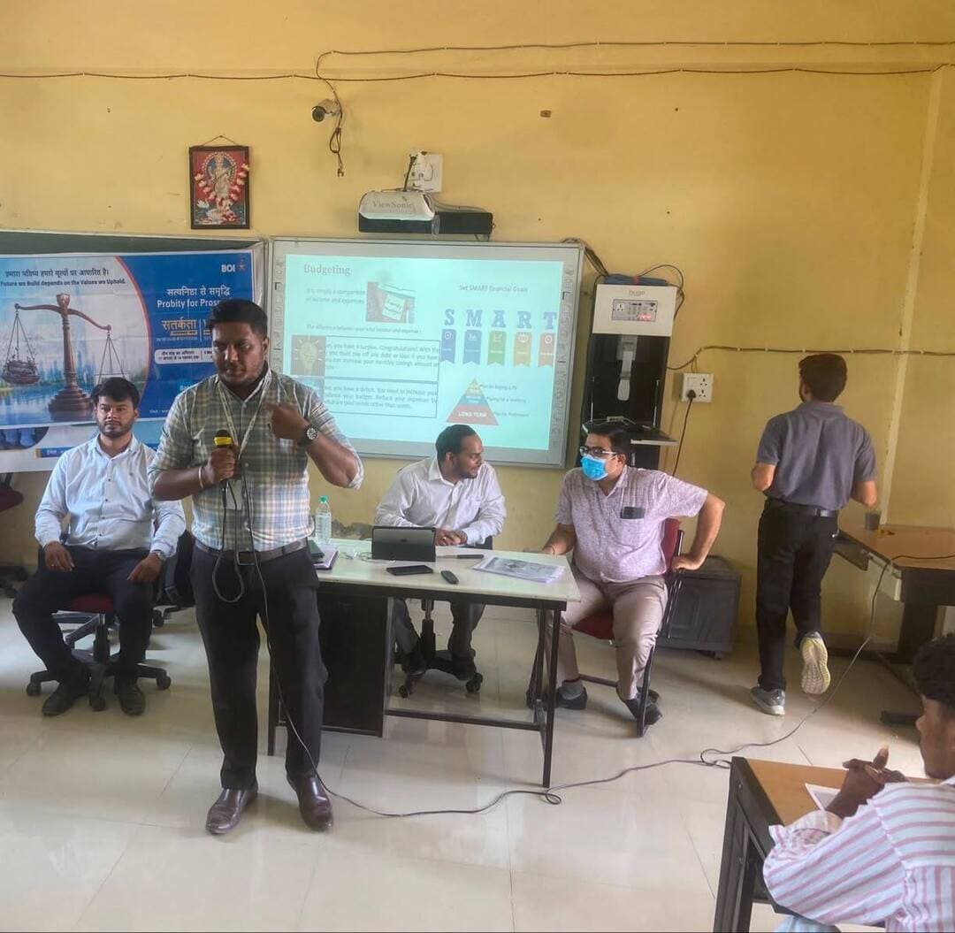शासकीय पॉलिटेक्निक कॉलेज बड़वानी में 'सतर्कता जागरूकता कार्यक्रम' का सफल आयोजन
बड़वानी 16 अक्टूबर 2026/ जिला अग्रणी प्रबंधक कार्यालय (बैंक ऑफ़ इंडिया) एवं स्टार स्वरोजगार प्रशिक्षण संस्थान (आरसेटी), बड़वानी के संयुक्त तत्वावधान में आज शासकीय पॉलिटेक्निक कॉलेज में 'सतर्कता जागरूकता कार्यक्रम' का सफल आयोजन किया गया। इस कार्यक्रम का मुख्य उद्देश्य आमजनों और युवाओं के बीच पारदर्शिता, ईमानदारी और भ्रष्टाचार मुक्त भारत के निर्माण का संदेश पहुंचाना तथा बैंकिंग प्रणाली में सत्यनिष्ठा के महत्व को रेखांकित करना था।
कार्यक्रम में मुख्य वक्ता के रूप में जिला अग्रणी प्रबंधक श्री वरुण चावड़ा एवं आरसेटी संकाय सदस्य श्री यश सेठी उपस्थित रहे। मुख्य वक्ताओं ने अपने संबोधन में वित्तीय सतर्कता पर जोर देते हुए प्रतिभागियों को बैंकिंग सुरक्षा, डिजिटल धोखाधड़ी से बचने के तरीकों और सतर्क रहने के व्यावहारिक उपायों से अवगत कराया। कार्यक्रम के दौरान उपस्थित सभी सम्मानीय अतिथियों, बैंक कर्मियों, शिक्षकों और विद्यार्थियों द्वारा राष्ट्र निर्माण में ईमानदारी बनाए रखने हेतु 'सत्यनिष्ठा की शपथ' भी ली गई। पूरे आयोजन के दौरान प्रतिभागियों की उत्साहपूर्ण और सक्रिय भागीदारी देखने को मिली।
आयोजन के समापन पर जिला अग्रणी प्रबंधक कार्यालय एवं आरसेटी बड़वानी द्वारा कार्यक्रम को सफल बनाने के लिए सभी सम्मानीय अतिथियों, महाविद्यालय परिवार, बैंक कर्मियों और जागरूक नागरिकों का हार्दिक आभार व्यक्त किया गया तथा सभी से एक सशक्त, ईमानदार और पारदर्शी राष्ट्र के निर्माण में योगदान देने का आह्वान किया गया।