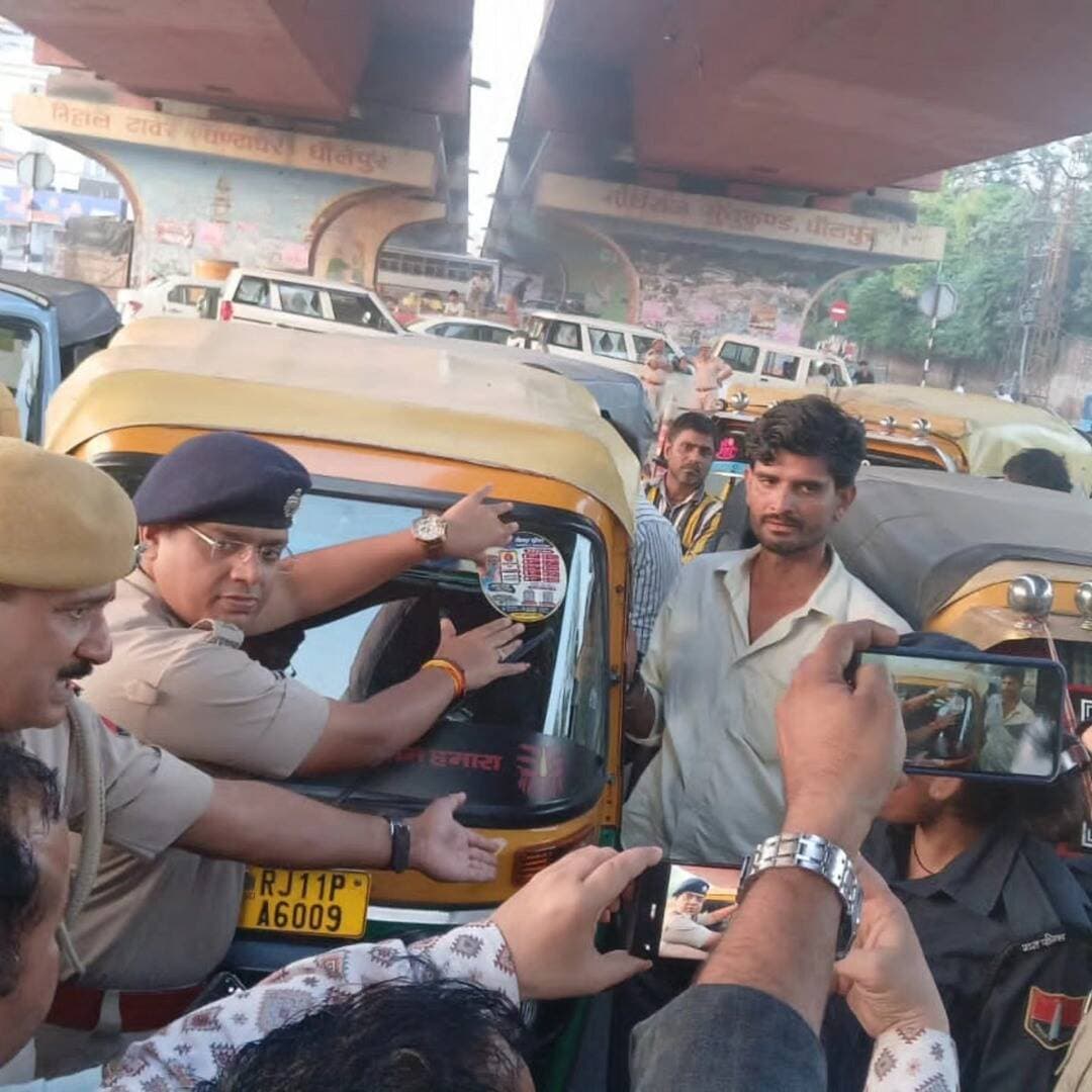 *शक्ति सुरक्षा अभियान के तहत धौलपुर पुलिस की महिला सुरक्षा को लेकर जागरूकता पहल*
*पुलिस अधीक्षक विकास सांगवान के निर्देशन में अतिरिक्त पुलिस अधीक्षक वैभव शर्मा के नेतृत्व में कालिका महिला पेट्रोलिंग यूनिट ने गुलाब बाग चौराहे पर टेम्पो एवं अन्य यातायात साधनों पर चिपकाए जागरूकता पम्पलेट*
महिलाओं एवं बालिकाओं की सुरक्षा सुनिश्चित करने, उन्हें अपने अधिकारों के प्रति जागरूक बनाने तथा सार्वजनिक परिवहन में सुरक्षित आवागमन के प्रति सजग करने के उद्देश्य से धौलपुर पुलिस द्वारा शक्ति सुरक्षा अभियान के अंतर्गत निरंतर जागरूकता गतिविधियां संचालित की जा रही हैं। इसी क्रम में आज शहर के गुलाब बाग चौराहे पर कालिका महिला पेट्रोलिंग यूनिट की टीम द्वारा महिला सुरक्षा जागरूकता कार्यक्रम आयोजित किया गया। इस दौरान टेम्पो एवं अन्य यातायात साधनों पर महिला सुरक्षा संबंधी जागरूकता पम्पलेट चिपकाए गए, ताकि सार्वजनिक परिवहन का उपयोग करने वाली महिलाओं एवं बालिकाओं तक सुरक्षा संबंधी महत्वपूर्ण संदेश पहुंच सकें। यह कार्यक्रम पुलिस अधीक्षक विकास सांगवान के निर्देशन तथा अतिरिक्त पुलिस अधीक्षक वैभव शर्मा एवं अतिरिक्त पुलिस अधीक्षक विकास प्रकोष्ठ हवा सिंह के सुपरविजन में आयोजित किया गया। अतिरिक्त पुलिस अधीक्षक वैभव शर्मा के नेतृत्व में आयोजित इस जागरूकता गतिविधि में वृताधिकारी वृत्त धौलपुर प्रदीप नेहरा, थानाधिकारी थाना कोतवाली रामकिशन यादव सहित कालिका महिला पेट्रोलिंग यूनिट की टीम, बड़ी संख्या में महिला पुलिसकर्मी एवं यातायात पुलिस स्टाफ उपस्थित रहा।
सार्वजनिक परिवहन के माध्यम से महिला सुरक्षा का संदेश
शहर के प्रमुख चौराहों एवं सार्वजनिक परिवहन के साधनों के माध्यम से महिला सुरक्षा से जुड़े संदेशों का व्यापक प्रसार करने के उद्देश्य से कालिका महिला पेट्रोलिंग यूनिट द्वारा टेम्पो एवं अन्य यातायात साधनों पर जागरूकता पम्पलेट चिपकाए गए। इस पहल के माध्यम से वाहन चालकों, यात्रियों तथा आमजन को महिलाओं एवं बालिकाओं की सुरक्षा के प्रति अपनी जिम्मेदारी निभाने के लिए प्रेरित किया गया।
कार्यक्रम का उद्देश्य महिलाओं एवं बालिकाओं को सुरक्षित आवागमन के प्रति जागरूक करना, छेड़छाड़ अथवा उत्पीड़न जैसी घटनाओं के विरुद्ध आवाज उठाने के लिए प्रोत्साहित करना तथा आवश्यकता पड़ने पर पुलिस की सहायता लेने के प्रति सजग बनाना है। साथ ही, सार्वजनिक स्थानों एवं यातायात के साधनों में महिलाओं के प्रति सम्मानजनक व्यवहार सुनिश्चित करने का संदेश भी दिया गया।
कालिका महिला पेट्रोलिंग यूनिट महिला सुरक्षा के लिए सक्रिय
अतिरि