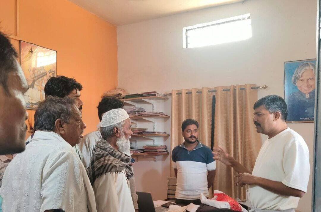 स्वामित्व रजिस्ट्री में कुरवाई अनुभाग का उत्कृष्ट प्रदर्शन, जिले की 36 प्रतिशत रजिस्ट्री अकेले कुरवाई में
---------------------------
सुबह 6 बजे से फील्ड में पहुंचकर कार्य कर रहे पटवारी, एसडीएम भी नियमित रूप से कर रहे हैं मैदानी निरीक्षण
---------------------------
विदिशा। मुख्यमंत्री स्वामित्व अधिकार अभिलेख निष्पादन एवं पंजीयन-2026 अभियान के अंतर्गत जिले में स्वामित्व रजिस्ट्री के कार्य को तेजी से पूर्ण किया जा रहा है। जिले में अब तक 963 स्वामित्व रजिस्ट्री संपादित की जा चुकी हैं। इनमें से कुरवाई अनुभाग में कुल 340 स्वामित्व रजिस्ट्री संपादित कराई गई हैं, जो जिले में संपादित कुल रजिस्ट्री का लगभग 36 प्रतिशत है। कुरवाई अनुभाग में स्वामित्व रजिस्ट्री के कार्य में तेजी लाने के लिए क्षेत्र के एसडीएम श्री मोतीलाल अहिरवार के निर्देशन में लगातार मैदानी स्तर पर कार्य किया जा रहा है। राजस्व अमले को हितग्राहियों से समन्वय कर आवश्यक प्रक्रिया समय-सीमा में पूरी करने पर विशेष जोर दिया जा रहा है।
सुबह 6 बजे से फील्ड में पहुंचने के निर्देश -
स्वामित्व रजिस्ट्री कार्य की प्रगति को गति देने के लिए कुरवाई अनुभाग में पटवारियों को प्रातः 6 बजे से ही फील्ड में पहुंचकर कार्य करने के निर्देश दिए गए हैं। पटवारियों द्वारा गांवों में पहुंचकर संबंधित हितग्राहियों से संपर्क, अभिलेखों का सत्यापन तथा रजिस्ट्री से संबंधित आवश्यक कार्यवाही की जा रही है। अभियान की प्रभावी मॉनीटरिंग के लिए एसडीएम स्वयं भी सुबह से ही मैदानी क्षेत्रों में पहुंचकर कार्यों का जायजा लेते हैं। इस दौरान राजस्व अमले को आवश्यक दिशा-निर्देश दिए जाने के साथ ही लंबित प्रकरणों के निराकरण में आ रही समस्याओं का मौके पर ही समाधान सुनिश्चित किया जा रहा है।
समयबद्ध तरीके से रजिस्ट्री पूर्ण कराने पर जोर -
अभियान का उद्देश्य पात्र हितग्राहियों को उनकी संपत्ति के स्वामित्व का विधिवत अधिकार उपलब्ध कराना है। इसके लिए प्रशासन द्वारा राजस्व अमले को सक्रियता के साथ कार्य करते हुए अधिक से अधिक प्रकरणों में स्वामित्व रजिस्ट्री की प्रक्रिया पूर्ण कराने के निर्देश दिए गए हैं। कुरवाई अनुभाग में अधिकारियों और मैदानी अमले की सक्रियता के परिणामस्वरूप जिले की कुल संपादित स्वामित्व रजिस्ट्री में अनुभाग की उल्लेखनीय भागीदारी सामने आई है। प्रशासन द्वारा अभियान के अंतर्गत शेष पात्र हितग्राहियों की रजिस्ट्री प्रक्रिया को भी शीघ्र पूर्ण कराने के लिए लगातार प्रयास किए जा रहे हैं। <nis:link nis:type=tag nis:id=vidisha nis:value=vidisha nis:enabled=true nis:link/> <nis:link nis:type=tag nis:id=jansamparkmp nis:value=JansamparkMP nis:enabled=true nis:link/>