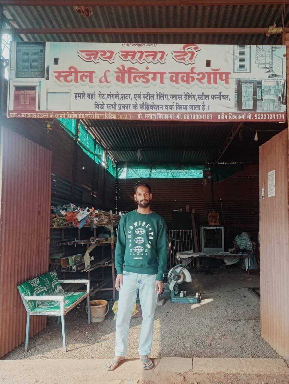 सेवा की कहानी: प्रधानमंत्री विश्वकर्मा योजना से प्रदीप विश्वकर्मा के हुनर को कारोबार में बदलने का संबल
------------------------------
एक लाख ऋण, कौशल प्रशिक्षण और टूलकिट सहायता से जय माता दी स्टील वेल्डिंग वर्कशॉप को मिली नई दिशा
------------------------------
विदिशा। हुनर, मेहनत और सही अवसर का साथ मिले तो आत्मनिर्भरता की राह आसान हो जाती है। प्रधानमंत्री विश्वकर्मा योजना ने ऐसे ही पारंपरिक कारीगरों और शिल्पकारों को अपने कौशल को व्यवसाय में बदलने तथा स्वरोजगार को आगे बढ़ाने का अवसर दिया है। मुख्यमंत्री जन विश्वास अभियान कार्यक्रम के तहत आज कलेक्टर श्री अंशुल गुप्ता ने लटेरी में उघमियों से संवाद किया है।इस अवसर पर लटेरी निवासी श्री प्रदीप विश्वकर्मा इसकी एक प्रेरणादायक मिसाल हैं। हितग्राही श्री प्रदीप विश्वकर्मा ने बताया है कि जय माता दी स्टील वेल्डिंग वर्कशॉप का संचालन कर वेल्डिंग के क्षेत्र में अपने हुनर के माध्यम से स्वरोजगार कर रहे हैं। वेल्डिंग का कार्य तकनीकी दक्षता, अनुभव और कुशलता की मांग करता है। अपने व्यवसाय को और बेहतर बनाने तथा कार्यक्षमता बढ़ाने के उद्देश्य से उन्होंने प्रधानमंत्री विश्वकर्मा योजना का लाभ प्राप्त किया।
योजना से मिला आर्थिक और तकनीकी संबल -
प्रधानमंत्री विश्वकर्मा योजना के माध्यम से श्री प्रदीप विश्वकर्मा को व्यवसाय के संचालन एवं विस्तार के लिए एक लाख रुपए का ऋण प्राप्त हुआ। ऋण सुविधा के साथ उन्हें 5 प्रतिशत वार्षिक रियायती ब्याज दर का लाभ मिला, जिससे व्यवसाय में आवश्यक निवेश करने का अवसर मिला।
योजना के अंतर्गत उन्हें अपने कार्य से संबंधित कौशल प्रशिक्षण भी प्रदान किया गया। इसके साथ ही व्यवसाय में उपयोगी टूलकिट एवं आधुनिक औजारों की सहायता मिली। इन सुविधाओं से उन्हें अपने पारंपरिक कौशल को और अधिक निखारने तथा कार्य को बेहतर तरीके से संचालित करने में सहयोग मिला।
हुनर को मिला सम्मान, आत्मनिर्भरता को नई राह -
श्री प्रदीप विश्वकर्मा बताते हैं कि योजना के माध्यम से प्राप्त आर्थिक सहायता, प्रशिक्षण और टूलकिट ने उनके व्यवसाय को आगे बढ़ाने में महत्वपूर्ण सहयोग दिया है। इससे उन्हें अपने हुनर के साथ आत्मविश्वास के साथ आगे बढ़ने और स्वरोजगार को मजबूत करने का अवसर मिला है।
उनकी जय माता दी स्टील वेल्डिंग वर्कशॉप, लटेरी आज इस बात का उदाहरण है कि सरकारी योजनाओं का प्रभावी लाभ लेकर पारंपरिक कारीगर अपने कौशल को आधुनिक संसाधनों से जोड़कर आत्मनिर्भरता की दिशा में कदम बढ़ा सकते हैं। प्रधानमंत्री विश्वकर्मा योजना का उद्देश्य पारंपरिक कारीगरों एवं शिल्पकारों को प्रशिक्षण, टूलकिट, ऋण एवं अन्य आवश्यक सहयोग उपलब्ध कराकर उनके हुनर को सशक्त बनाना है। <nis:link nis:type=tag nis:id=vidisha nis:value=vidisha nis:enabled=true nis:link/> <nis:link nis:type=tag nis:id=jansamparkmp nis:value=JansamparkMP nis:enabled=true nis:link/> <nis:link nis:type=tag nis:id=sevasankalpabhiyan nis:value=SevaSankalpAbhiyan nis:enabled=true nis:link/>