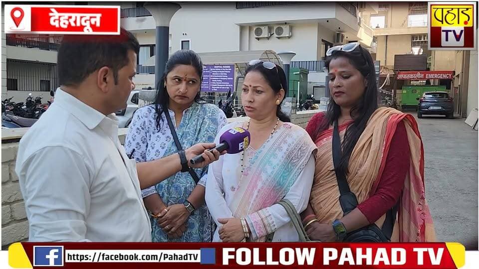 मंत्री रेखा आर्य प्रकरण–: आंगनबाड़ी संगठन आया मंत्री के समर्थन में!! साहू पर लगाए गम्भीर आरोप!!
रेखा आर्य प्रकरण में नया मोड़! आंगनबाड़ी संगठन खुलकर आया मंत्री रेखा आर्य के समर्थन में।
संगठन की पदाधिकारियों ने कहा कि मंत्री रेखा आर्य हमेशा आंगनबाड़ी बहनों के हित में खड़ी रही हैं, उन पर लगाए जा रहे आरोप बेबुनियाद हैं।
वहीं संगठन ने साहू पर गंभीर आरोप लगाते हुए कहा कि साहू द्वारा मंत्री की छवि को धूमिल करने की कोशिश की जा रही है और व्यक्तिगत द्वेष के चलते फर्जी वीडियो वायरल किया गया है। संगठन ने पूरे मामले की निष्पक्ष जांच की मांग की है।
#RekhaArya #RekhaAryaCase #AnganwadiSangathan #AnganwadiSamarthan #MinisterRekhaArya #SahuParAarop #UttarakhandNews #DehradunNews #BigBreaking #ViralNews #WomenMinister #BJPNews #RekhaAryaViralVideo #AnganwadiUnion