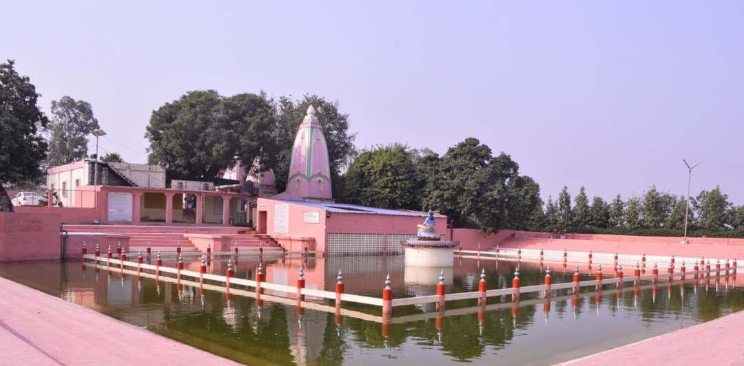 काम्यकेश्वर तीर्थ पर महा सप्तमी पर्व रविवारीय शुक्ल सप्तमी पर लगेगा मेला
18 अक्टूबर को आश्विन मास की शुक्ल सप्तमी पर पूर्वाषाढ़ा नक्षत्र का संयोग
मंदिर में हवन और भंडारे का होगा आयोजन, ब्रह्मस्वरूप ब्रह्मचारी डालेंगे पूर्णाहुति
कुरुक्षेत्र, 16 अक्टूबर। काम्यकेश्वर तीर्थ कमोदा में आश्विन मास की महा सप्तमी के पावन अवसर पर रविवारीय शुक्ल सप्तमी मेले का आयोजन होगा। ग्रामीणों द्वारा मेले की तैयारियां पूरी कर ली गई हैं। तीर्थ के घाटों की साफ-सफाई के साथ मंदिर की रंगाई-पुताई का कार्य पूरा हो चुका है, वहीं मंदिर को रंगी-बिरंगी लाइटों से सजाया गया है। 18 अक्टूबर रविवार को हवन के साथ मेले और भंडारे का शुभारंभ होगा। ब्रह्मस्वरूप ब्रह्मचारी जी द्वारा हवन में पूर्णाहुति डाली जाएगी। धार्मिक मान्यताओं के अनुसार, महा सप्तमी पर तीर्थ स्नान, दान और पूजा-अर्चना करने से दीर्घायु एवं आरोग्य की प्राप्ति होती है और मनोकामनाएं पूर्ण होती हैं।
मान्यता है कि नवरात्र के पावन अवसर पर पूर्वाषाढ़ा नक्षत्र में मां कालरात्रि की पूजा का विधान बताया गया है, जिसे महा सप्तमी को पुत्र सप्तमी भी कहा जाता है। इस दिन व्रत रखने से संतान सुख की प्राप्ति होती है। श्रद्धालु इस अवसर पर भगवान शिव और मां दुर्गा की आराधना कर परिवार की सुख-समृद्धि एवं कल्याण की कामना करते हैं।
काम्यकेश्वर तीर्थ केवल एक धार्मिक स्थल नहीं, बल्कि यह भारत की सनातन परंपरा, सूर्य उपासना और महाभारतकालीन गौरव का अद्भुत संगम है। आश्विन मास की रविवारीय शुक्ल सप्तमी पर यहां स्नान, सूर्य आराधना और मेले में सहभागिता मानव जीवन को आध्यात्मिक ऊर्जा, पुण्य और शांति प्रदान करती है।
धार्मिक मान्यताओं के अनुसार काम्यकेश्वर तीर्थ में स्नान करने से उतना ही पुण्य प्राप्त होता है जितना हरिद्वार की हर की पौड़ी में स्नान करने से मिलता है। विशेष रूप से माघ माह की रविवारीय शुक्ला सप्तमी को यहां स्नान का अत्यंत महत्व माना गया है। माना जाता है कि इस दिन तीर्थ में स्नान करने से मोक्ष की प्राप्ति होती है और संतान सुख की कामना भी पूर्ण होती है। यही कारण है कि दूर-दूर से श्रद्धालु, साधु-संत और धर्मप्रेमी जन इस दिन यहां पहुंचते हैं।
मेले की भव्य तैयारियां
काम्यकेश्वर तीर्थ पर लगने वाले इस ऐतिहासिक मेले की तैयारियों में जयराम संस्थाओं और तीर्थ के परमाध्यक्ष श्री ब्रह्मस्वरूप ब्रह्मचारी जी महाराज का विशेष योगदान है। ग्रामीण सुमिंद्र शास्त्री के अनुसार, यह मेला केवल धार्मिक आयोजन नहीं, बल्कि सनातन संस्कृति, लोक आस्था और पौराणिक परंपराओं का जीवंत उत्सव है। आज भी पांडवों के वंशजों और श्रद्धालुओं में यह मान्यता प्रचलित है कि जैसे सोमवती अमावस्या और फल्गु तीर्थ का महत्व है, वैसे ही शुक्ल सप्तमी का इंतजार काम्यकेश्वर तीर्थ के लिए किया जाता है।
