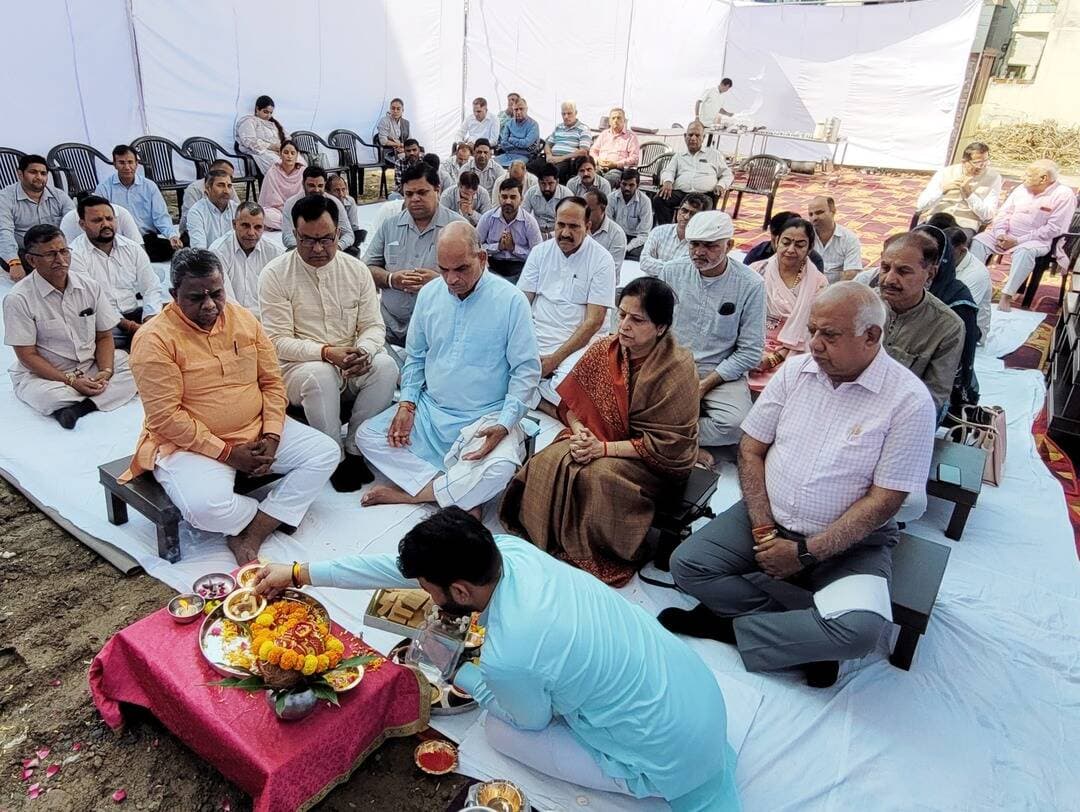 विद्या भारती संस्कृति शिक्षा संस्थान में नवीन संग्रहालय के भवन निर्माण हेतु भूमिपूजन
कुरुक्षेत्र, 16 अक्तूबर। विद्या भारती संस्कृति शिक्षा संस्थान में नवीन संग्रहालय के निर्माण हेतु भूमि पूजन का कार्यक्रम आयोजित किया गया। इस अवसर पर विशेष पूजा की गई। इसकी जानकारी देते हुए संस्थान के महाप्रबंधक सुधीर कुमार ने बताया कि विद्या भारती संस्कृति शिक्षा संस्थान द्वारा भारतीय संस्कृति के प्रचार-प्रसार हेतु अनेक प्रकल्प देशभर में चलाए जा रहे हैं, जिनमें संस्कृति शिक्षा संस्थान में स्थापित संस्कृति एवं सरस्वती संग्रहालय के माध्यम से प्राचीन धर्मग्रंथ, अनेक कलाकृतियां, मूर्तियां, उत्खनन से प्राप्त विलुप्त हो चुके अनेक अवशेष स्थापित हैं। इन्हें और विस्तृत रूप देने के लिए संस्थान द्वारा एक नवीन संग्रहालय की स्थापना की जा रही है, जोकि अपने आप में विशेष होगा। इसमें स्टूडियो निर्माण की भी योजना है। इस अवसर पर विशेष रूप से विद्या भारती अखिल भारतीय शिक्षा संस्थान के संगठन मंत्री गोविंद चंद्र महंत, संस्थान की अध्यक्षा डाॅ. ममता सचदेवा, सचिव कुलवीर कुमार शर्मा, कोषाध्यक्ष विरेंद्र वालिया, उत्तर क्षेत्र के सह संगठन मंत्री बालकिशन, संस्थान के पूर्व अध्यक्ष डाॅ. ललित बिहारी गोस्वामी सहित विद्या भारती उत्तर क्षेत्र, हिंदू शिक्षा समिति एवं अनेक विद्यालयों के प्रधानाचार्यों के साथ-साथ प्रबंधक समिति के सदस्य उपस्थित रहे।