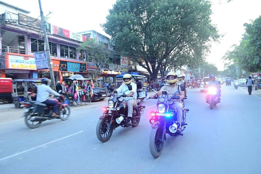 जिलाधिकारी और पुलिस अधीक्षक के नेतृत्व में निकला गया फ्लैग मार्च
दुर्गा पूजा के त्योहार को शांति पूर्ण वातावरण में सद्भाव के साथ संपन्न कराने को लेकर आज दिनांक 16.10.2026 को संध्या पहर जिलाधिकारी,पुलिस अधीक्षक के नेतृत्व में मोतिहारी शहर सभी प्रमुख मार्गों से होकर फ्लैग मार्च निकाला गया। फ्लैग मार्च में नगर आयुक्त, अनुमंडल पदाधिकारी सदर,अनुमंडल पुलिस पदाधिकारी के साथ साथ बड़ी संख्या में पुलिस बल मौजूद थे। इस दौरान जिलाधिकारी और पुलिस अधीक्षक के द्वारा बाइकर्स पुलिस के साथ में बाइक से पेट्रोलिंग भी किया गया।
फ्लैग मार्च का प्रारंभ पुलिस लाइन से हुआ जो कचहरी चौक,बलुआ ओवर फ्लाई होते हुए सदर अस्पताल, टाउन थाना,मीना बाजार गांधी चौक,गांजा गद्दी चौक,हिंदी बाजार,नाका नं 02 से गोशाला तक गया। इस दौरान स्थानीय नागरिकों से मिलकर फिडबैक लिया गया और लोगों से शांतिपूर्ण तरीके से त्योहार को मनाने की अपील की गई।
Information & Public Relations Department, Government of Bihar Motihari Police CMO Bihar Bihar Police