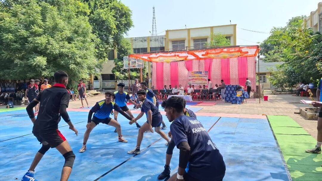 जिला स्तरीय कबड्डी में एसएन कॉलेज विजेता, नहाल्दा उपविजेता
---
प्रधानमंत्री कॉलेज ऑफ एक्सीलेंस, श्री नीलकंठेश्वर शासकीय स्नातकोत्तर महाविद्यालय, खंडवा में जिला स्तरीय कबड्डी पुरुष प्रतियोगिता आयोजित की गई। एसएन कॉलेज के प्राचार्य डॉ. सोमपाल सिंह ने बताया कि प्रतियोगिता में जिले के 6 महाविद्यालयों में हरसूद, पंधाना, पीसीजी खंडवा, एसएन महाविद्यालय खंडवा, एनएमडीसी नहाल्दा एवं मूंदी की टीमों ने भाग लिया। उन्होंने बताया कि सेमीफाइनल में एसएन महाविद्यालय ने शासकीय महाविद्यालय हरसूद को हराकर फाइनल में प्रवेश किया।
एसएन कॉलेज के प्राचार्य डॉ. सिंह ने बताया कि फाइनल मुकाबले में उत्कृष्ट प्रदर्शन करते हुए एस.एन. महाविद्यालय खंडवा की टीम विजेता बनी, जबकि एनएमडीसी महाविद्यालय नहाल्दा उपविजेता रहा। समापन पर प्राचार्य डॉ. एस.पी. सिंह ने विजेता-उपविजेता टीमों को ट्रॉफी और प्रमाणपत्र देकर सम्मानित किया। जिला स्तरीय टीम का चयन डॉ. आशीष पटेल, डॉ. मोनिका पटेल एवं श्रीमती अंशुल चौहान द्वारा किया गया। पर्यवेक्षक के रूप में डॉ. विनय जैन उपस्थित रहे। इस अवसर पर प्राचार्य डॉ. सिंह ने कहा कि खेल अनुशासन, नेतृत्व और सामूहिक उत्तरदायित्व विकसित करने का सशक्त माध्यम है। जिला स्तरीय कबड्डी पुरुष प्रतियोगिता का संचालन डॉ. एस.एस. डावर ने किया।
Jansampark Madhya Pradesh
General Administration Department, MP
Department of Sports & Youth Welfare, Madhya Pradesh
Department of Higher Education, Madhya Pradesh
#khandwa