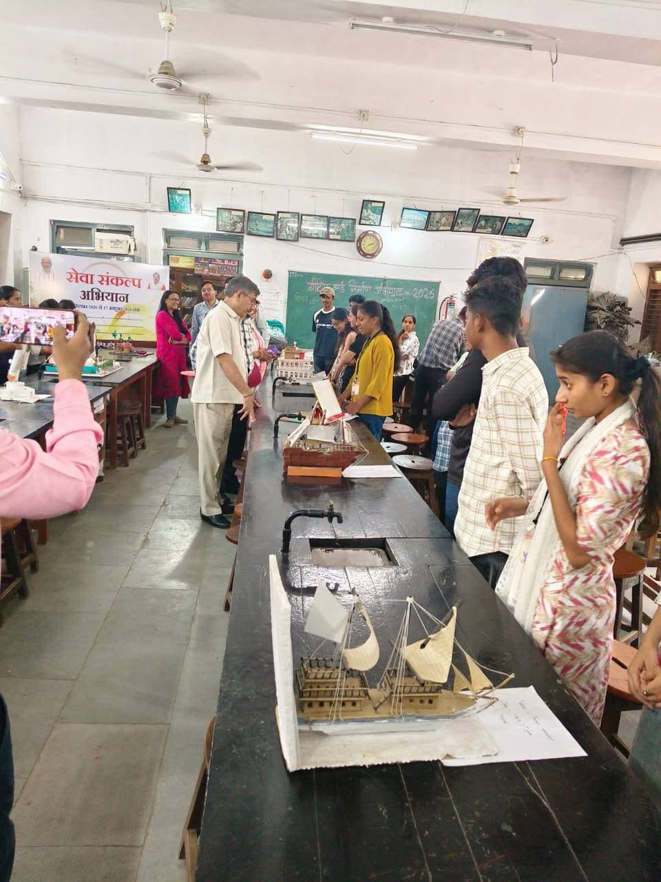 सेवा संकल्प अभियान के तहत एसएन कॉलेज में नवाचार और उद्यमिता पर गतिविधियां आयोजित
---
प्रधानमंत्री कॉलेज ऑफ एक्सीलेंस, श्री नीलकंठेश्वर शासकीय स्नातकोत्तर महाविद्यालय, खंडवा में सेवा संकल्प अभियान के अंतर्गत विद्यार्थियों में नवाचार, रचनात्मकता, उद्यमिता एवं सामाजिक उत्तरदायित्व की भावना विकसित करने के उद्देश्य से विभिन्न गतिविधियाँ आयोजित की गईं। महाविद्यालय के प्राचार्य डॉ. सोमपाल सिंह ने बताया कि कार्यक्रम में हैकाथॉन एवं नवाचार, सामाजिक समस्याओं के समाधान हेतु नवीन विचारों की प्रस्तुति, मॉडल प्रदर्शन, पोस्टर प्रदर्शनी तथा जनकल्याणकारी योजनाओं के प्रचार-प्रसार के लिए सोशल मीडिया रील निर्माण जैसी गतिविधियाँ शामिल रहीं।उन्होंने बताया कि विद्यार्थियों ने विज्ञान, प्रौद्योगिकी, पर्यावरण संरक्षण एवं सामाजिक विकास से जुड़े विषयों पर नवाचारी विचार और मॉडल प्रस्तुत किए। इनमें मंगलयान-3 की परिकल्पना एवं अंतरिक्ष अनुसंधान, सौर पैनल के माध्यम से स्वच्छ ऊर्जा, स्मार्ट सिटी, आंगनवाड़ी व्यवस्था का सुदृढ़ीकरण तथा जनजातीय समुदाय की स्वस्थ जीवनशैली जैसे विषय प्रमुख रहे। प्रस्तुतियों के माध्यम से विद्यार्थियों ने वैज्ञानिक दृष्टिकोण, सतत विकास, ऊर्जा संरक्षण और जनजातीय समुदाय के स्वास्थ्य से संबंधित समस्याओं के समाधान सुझाए। उन्होंने बताया कि उद्यमिता को प्रोत्साहित करने के लिए विद्यार्थियों ने तुलसी अर्क, एलोवेरा जेल, मोरिंगा पाउडर एवं नीम पाउडर जैसे उत्पाद भी तैयार कर प्रदर्शित किए। इन उत्पादों के माध्यम से स्थानीय संसाधनों के उपयोग, स्वरोजगार और प्राकृतिक संसाधनों पर आधारित व्यावसायिक संभावनाओं को रेखांकित किया गया।
छोटे विचार बन सकते हैं बड़े उपक्रम
महाविद्यालय के प्राचार्य डॉ. सोमपाल सिंह ने कहा कि विद्यार्थियों को किताबी ज्ञान के साथ नवाचार, कौशल विकास एवं उद्यमिता की दिशा में भी आगे बढ़ना चाहिए। विद्यार्थियों के छोटे-छोटे विचार भविष्य में बड़े व्यावसायिक उपक्रमों और सामाजिक बदलाव का आधार बन सकते हैं। उन्होंने कहा कि महाविद्यालय में इन्क्यूबेशन सेंटर की अवधारणा विद्यार्थियों के नवाचारी विचारों को व्यावहारिक स्वरूप देने और स्टार्टअप एवं स्वरोजगार की संभावनाओं को आगे बढ़ाने में महत्वपूर्ण भूमिका निभा सकती है। इस दौरान कार्यक्रम में डॉ. अर्चना मोरे, डॉ. अर्पणा अग्रवाल, डॉ. सोनू सेन, वरिष्ठ प्राध्यापक डॉ. गणेश प्रसाद दावरे, श्री अमित कुमार अब्राहम, डॉ. नेहा सोलंकी, डॉ. रवि व्यास, डॉ. सीमा शुक्ला, प्रो. विकास उपाध्याय एवं प्रो. विपिन जैन ने सहभागिता प्रदान की।
Jansampark Madhya Pradesh
Department of Higher Education, Madhya Pradesh
#SevaSankalpAbhiyan
#सेवा_संकल्प_अभियान
#khandwa