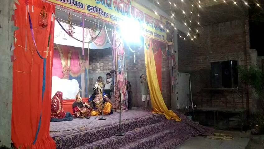 मिर्जापुर के ग्रामीण क्षेत्रों में रामलीला की धूम कौन ब्लॉक के ग्राम सभा मनौवा में चल रही है रामलीला