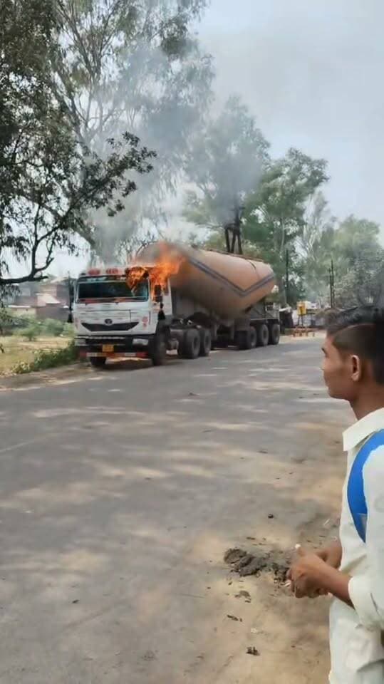 रामपुर मे देखते ही देखते लग गई स्कूल के सामने बल्कर मे आग, वीडियो हो रहा वायरल