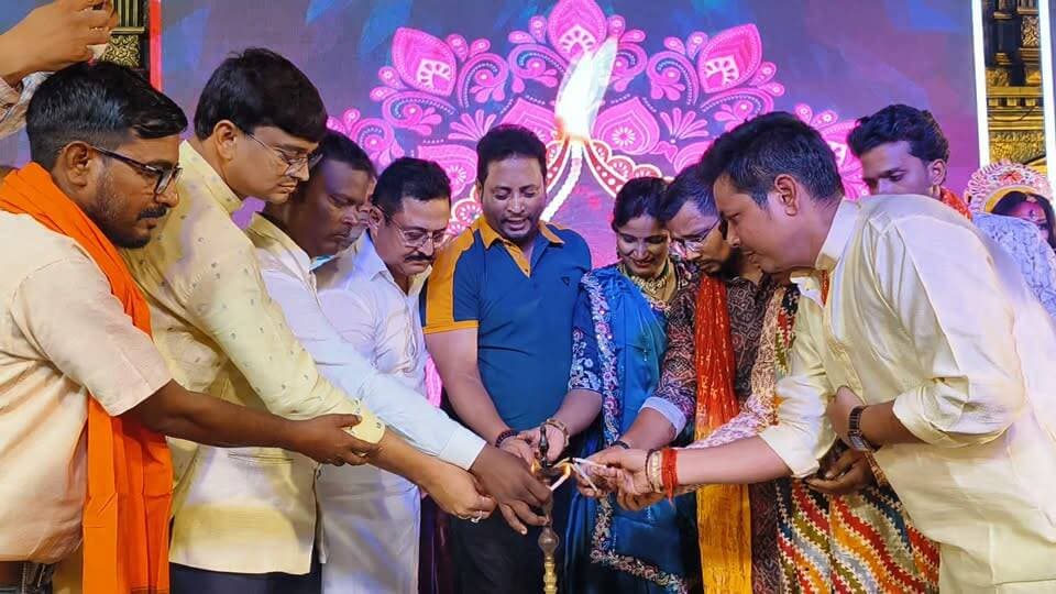 डांडिया डांस प्रोग्राम का उद्घाटन।