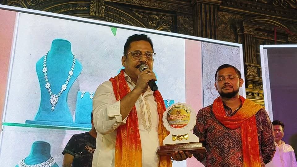 ईमाम गजाली मुख्य अतिथि के रूप में शामिल हुए।
देखिए
