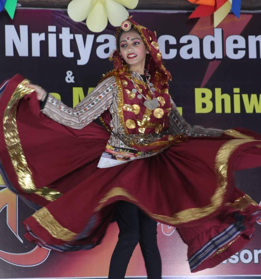 कल के कलाकार सीज़न 3 : नृत्य से रचेंगे भविष्य का मंच
कल के कलाकार सीजन-3 का मेगा ऑडिशन द्वारका पब्लिक स्कूल द्वारका भिवानी में आयोजित
मेगा ऑडिशन में 100 से अधिक प्रतिभागियों ने लिया भाग, 40 का हुआ चयन : पवन कौशिक
नवंबर में क्वाटर फाईनल मुकाबले में दिखाएंगे अपनी प्रतिभा : कौशिक
भिवानी। : स्थानीय लोहारू रोड पर स्थित द्वारका पब्लिक स्कूल द्वारका में कला साहित्य एवं सांस्कृतिक कार्यों को समर्पित संस्था कौशिक नाट्य अकादमी भिवानी और चाणक्य कला मंच ने अपनी एकल नृत्य प्रतियोगिता कल के कलाकार के तीसरे सीजऩ के लिए एक भव्य मेगा ऑडिशन का आयोजन किया। इस मेगा ऑडिशन में लगभग 100 से अधिक युवा नृतक प्रतिभागियों ने अपने डांस का हुनर दिखाया, जिसमें से 40 प्रतिभाशाली कलाकारों का चयन क्वार्टर फाइनल के लिए किया गया। मेगा ऑडिशन में बतौर मुख्य अतिथि समाजसेवी और शिक्षाविद द्वारका पब्लिक स्कूल द्वारका के चेयरमैन मास्टर बलवान सिंह ने शिरकत की । कार्यक्रम की अध्यक्षता कल के कलाकार सीजन-3 के निदेशक अनिल शर्मा वत्स ने की। इस मेगा ऑडिशन के निर्णायक मंडल में विनय कुमार शामिल रहे। इन सभी ने प्रतिभागियों के प्रदर्शन की सराहना की और उन्हें भविष्य के लिए शुभकामनाएं दीं।
कार्यक्रम का शुभारंभ अतिथियों के साथ आयोजक मंडल में कल के कलाकार कार्यक्रम के संस्थापक अध्यक्ष पवन कौशिक, अनिल शर्मा वत्स ने मिलकर किया। उन्होंने मां सरस्वती की प्रतिमा के सामने दीप प्रज्ज्वलित कर सभी प्रतिभागियों को शुभकामनाएं दीं। इस दौरान प्रतिभागियों में डांस के प्रति जबरदस्त उत्साह और जुनून देखने को मिला।
प्रतियोगिता के आयोजक व कौशिक नाट्य अकादमी के राष्ट्रीय अध्यक्ष पवन कौशिक ने बताया कि यह प्रतियोगिता उन प्रतिभागियों के लिए आयोजित की गई है जो कलाकार ग्रामीण क्षेत्र में रहते है उनको मंच नहीं मिल पाता । उन्होंने बताया कि चयनित हुए सभी 40 प्रतिभागी अब नवंबर में होने वाले क्वार्टर फाइनल में अपनी प्रतिभा का प्रदर्शन भिवानी में करेंगे। उन्होंने बताया कि प्रतियोगिता के विजेता प्रतिभागियों को एक लाख रूपये का इनाम देकर सम्मानित किया जाएगा। यह प्रतियोगिता 2 वर्गों में रखी गई पहला वर्ग 4 से 12 वर्ष और दूसरा वर्ग 12 से 18 वर्ष तक रखा गया।यह प्रतियोगिता पूर्ण रूप से विद्यालय स्तर पर पूरे हरियाणा में आयोजित की जा आरही है। इस प्रतियोगिता का ग्रैंड फिनाले 27 दिसम्बर 2026 को भिवानी में बड़े भव्य रूप में होगा जिसमें हरियाणा की कई जानी मानी हस्तियां उपस्थित होगी।
इस मौके पर मुख्य अतिथि मास्टर बलवान सिंह ने कहा कि द्वारका में पहली बार इतनी बड़ी संख्या में बच्चों और उनके अभिभावकों का कल के कलाकार प्रतियोगिता के लिए आवेदन करना, यह दर्शाता है कि डांस और कला के प्रति यहाँ के लोगों में कितनी गहरी रुचि और जुनून है। यह आयोजन न केवल युवा प्रतिभाओं को एक मंच प्रदान करता है, बल्कि उन्हें अपने सपनों को पूरा करने के लिए प्रेरित भी करता है।
कार्यक्रम के आयोजन में पवन कौशिक, अनिल शर्मा वत्स, राज्यपाल से पुरस्कृत राष्ट्रीय बाल कलाकार यशवी, राष्ट्रीय कलाकार नैना कौशिक एवं द्वारका पब्लिक स्कूल से प्रबंधक समिति एवं एकेडमिक कॉर्डिनेटर शीतल,सीमा राव,सुमन श्योराण,मनीषा शर्मा का भी विशेष योगदान रहा।