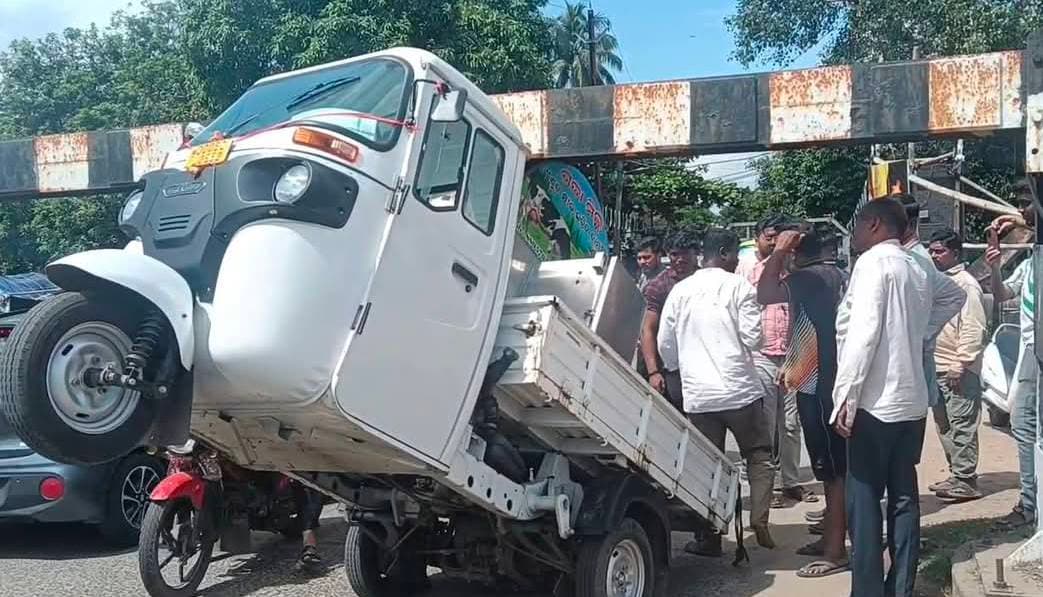 #ରେଲୱେ_ଗାର୍ଡ_ବାର_ବାଜି_କ୍ଷୀର_ଗାଡ଼ି_ଦୁର୍ଘଟଣା
କଟକ ଶିଖରପୁର ଅଞ୍ଚଳରେ ରେଲୱେ ଗାର୍ଡ ବାର ବାଜି କ୍ଷୀର ଗାଡ଼ି ଦୁର୍ଘଟଣା ର ଶିକାର ହୋଇଛି ଅଳ୍ପକେ ବର୍ତ୍ତି ଯାଇଛନ୍ତି ଚାଳକ |
#latastnewsupdate #milkvanaccident #cuttuck