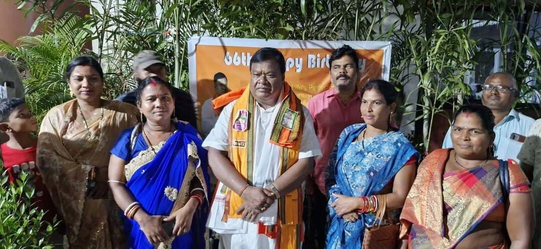 #ପାଟଣା_ବିଧାୟକ_ଅଖିଳ_ଚନ୍ଦ୍ର_ନାୟକଙ୍କ_୬୬ତମ_ଜନ୍ମଦିନ_ପାଳିତ
କେନ୍ଦୁଝର ଜିଲ୍ଲା ପାଟଣା ନିର୍ବାଚନମଣ୍ଡଳୀର ବିଜେପି ବିଧାୟକ ଅଖିଳ ଚନ୍ଦ୍ର ନାୟକଙ୍କ ୬୬ତମ ଜନ୍ମଦିନ ଗୁରୁବାର ଆନନ୍ଦ ଓ ଉତ୍ସାହର ସହ ପାଳନ କରାଯାଇଛି। ତୁରୁମୁଙ୍ଗାସ୍ଥିତ ବିଧାୟକଙ୍କ କାର୍ଯ୍ୟାଳୟ ପରିସରରେ ଏହି ଜନ୍ମଦିନ ଉତ୍ସବ ଆୟୋଜିତ ହୋଇଥିଲା। ଏହି ଅବସରରେ ବିଧାୟକଙ୍କ ପରିବାର ସଦସ୍ୟ, ସମର୍ଥକ ଏବଂ ପାଟଣା ନିର୍ବାଚନମଣ୍ଡଳୀର ବିଜେପିର ବହୁ ନେତା ଓ କର୍ମୀ ଉପସ୍ଥିତ ରହି ବିଧାୟକଙ୍କୁ ଜନ୍ମଦିନର ଶୁଭେଚ୍ଛା ଓ ଅଭିନନ୍ଦନ ଜଣାଇଥିଲେ। ଉପସ୍ଥିତ ଅତିଥି ଓ ସମର୍ଥକମାନେ ବିଧାୟକଙ୍କୁ ପୁଷ୍ପଗୁଚ୍ଛ ପ୍ରଦାନ କରି ଉତ୍ତରୀୟ ଓ ପୁଷ୍ପମାଲ୍ୟ ଦେଇ ସମ୍ବର୍ଦ୍ଧିତ କରିଥିଲେ। ପରେ ପରିବାର ସଦସ୍ୟ ଓ ସମର୍ଥକଙ୍କ ଗହଣରେ ବିଧାୟକ ଶ୍ରୀ ନାୟକ କେକ୍ କାଟି ଜନ୍ମଦିନ ପାଳନ କରିଥିଲେ। ଏହି ଅବସରରେ କାର୍ଯ୍ୟାଳୟ ପରିସର ଉତ୍ସବମୁଖର ହୋଇଉଠିଥିଲା। ଦଳୀୟ ନେତା ଓ କର୍ମୀମାନେ ବିଧାୟକଙ୍କ ସୁସ୍ଥ, ନିରାମୟ ଓ ଦୀର୍ଘାୟୁ ଜୀବନ କାମନା କରିବା ସହ ଆଗାମୀ ଦିନରେ ଜନସେବା କ୍ଷେତ୍ରରେ ସେ ଆହୁରି ସଫଳତା ହାସଲ କରନ୍ତୁ ବୋଲି ଶୁଭକାମନା ଜଣାଇଥିଲେ।
#Patnamla #bjp #patna #keonjhar #birthdaycelebration