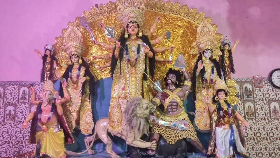 🔴 बेल वृक्ष के नीचे हुई मां दुर्गा की पूजा-अर्चना 🙏🚩
चंदनकियारी के मानपुर दुर्गा मंदिर में सोलोमन कमेटी की ओर से नवरात्र के छठे दिन बेल वृक्ष के नीचे विधि-विधान के साथ मां दुर्गा की पूजा-अर्चना की गई। इस दौरान शंख ध्वनि और ढाक-ढोल की गूंज से पूरा वातावरण भक्तिमय हो उठा। 🙏🌺
जय माता दी! 🚩🙏