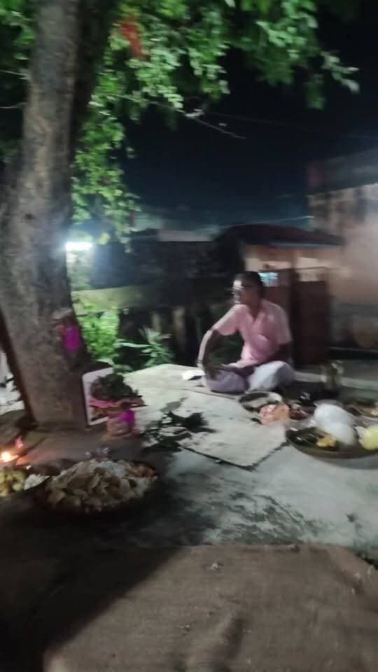 #चंदनकियारी
बेल वृक्ष के नीचे हुई मां दुर्गा की पूजा-अर्चना
चंदनकियारी। मानपुर दुर्गा मंदिर सोलोमन कमेटी की ओर से नवरात्र के छठे दिन बेल वृक्ष के नीचे विधि-विधान के साथ मां दुर्गा की पूजा-अर्चना की गई। इस दौरान शंख ध्वनि और ढाक-ढोल की गूंज से पूरा वातावरण भक्तिमय हो उठा। पूजा में श्रद्धालुओं ने मां दुर्गा से सुख-समृद्धि और मंगलकामना की प्रार्थना की।🙏🙏🙏🙏🙏