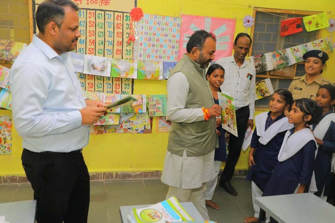 कुसमानिया कन्या आश्रम में छात्राओं से मिले विधायक और कलेक्टर, कंप्यूटर व गीजर की सुविधा मिलेगी
देवास। कुसमानिया स्थित वीरांगना रानी दुर्गावती आदिवासी कन्या आश्रम शाला में छात्राओं की सुविधाओं को बेहतर बनाने के लिए विधायक आशीष शर्मा और कलेक्टर ऋतु राज सिंह ने निरीक्षण किया। इस दौरान छात्राओं ने कविताएं सुनाईं और अपनी जरूरतों से अधिकारियों को अवगत कराया।
छात्राओं के तकनीकी ज्ञान को बढ़ावा देने के लिए कलेक्टर ने आश्रम शाला में तत्काल कंप्यूटर उपलब्ध कराने तथा गर्म पानी के लिए अतिरिक्त गीजर लगाने के निर्देश दिए। छात्राओं की मांग पर आश्रम भवन का रंग बदलने के निर्देश भी दिए गए।
विधायक और कलेक्टर ने रसोईघर में भोजन की गुणवत्ता जांची और मेन्यू के अनुसार पौष्टिक व स्वच्छ भोजन उपलब्ध कराने को कहा। साथ ही कक्षों और परिसर का निरीक्षण कर नियमित साफ-सफाई सुनिश्चित करने के निर्देश दिए।
निरीक्षण के दौरान जिला पंचायत सीईओ नवीत कुमार धुर्वे, अपर कलेक्टर संजीव जैन और एएसपी सौम्या जैन सहित संबंधित अधिकारी उपस्थित रहे।