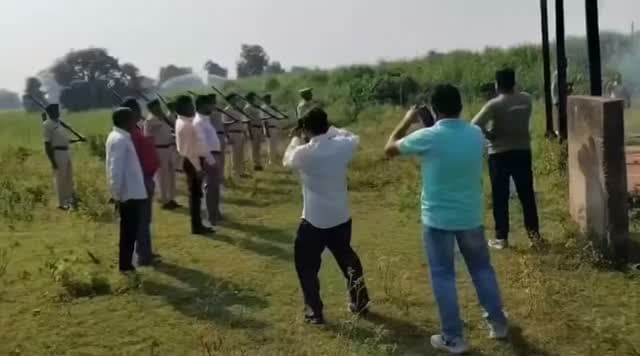 दुनिया से विदा होकर भी तीन जिंदगियों को रोशन कर गईं शिवानी, अंगदान से अमर हुईं शिवानी
मध्य प्रदेश के नर्मदापुरम जिले से इंसानियत, संवेदना और परोपकार की ऐसी मिसाल सामने आई है, जो हर किसी को भावुक कर देने के साथ ही जीवन का अनमोल संदेश भी देती है।
पिपरिया के बनखेड़ी अंतर्गत खापाखुर्द गांव की निवासी शिवानी शर्मा की सड़क हादसे में असमय मृत्यु हो गई। चिकित्सकों द्वारा ब्रेन डेड घोषित किए जाने के बाद उनके परिजनों ने दुख की इस घड़ी में ऐसा साहसिक और मानवीय निर्णय लिया, जिसने तीन गंभीर मरीजों को नया जीवन मिलने की उम्मीद दी।
शिवानी के अंगदान के फैसले ने उनकी विदाई को मानवता की एक प्रेरणादायी कहानी में बदल दिया। जीवन बचाने के इस पुनीत कार्य के लिए शिवानी को राजकीय सम्मान के साथ गार्ड ऑफ ऑनर देकर अंतिम विदाई दी गई।
शिवानी अब इस दुनिया में नहीं हैं, लेकिन उनके अंगों से मिली नई जिंदगी और उनके परिवार के त्याग की यह मिसाल लंबे समय तक लोगों को अंगदान के �