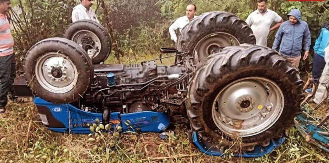 -<nis:link nis:type=tag nis:id=खेत nis:value=खेत nis:enabled=true nis:link/> की जुताई करते समय पलटा ट्रैक्टर, चालक की मौके पर मौत..
-<nis:link nis:type=tag nis:id=ब्राइट nis:value=ब्राइट nis:enabled=true nis:link/> <nis:link nis:type=tag nis:id=न्यूज nis:value=न्यूज nis:enabled=true nis:link/> <nis:link nis:type=tag nis:id=हमीरपुर nis:value=हमीरपुर nis:enabled=true nis:link/>
-<nis:link nis:type=tag nis:id=जिला nis:value=जिला nis:enabled=true nis:link/> हमीरपुर के बड़सर उपमंडल के तहत रैली क्षेत्र में शुक्रवार सुबह एक दर्दनाक हादसा पेश आया। खेत में ट्रैक्टर से जुताई करते समय ट्रैक्टर अचानक पलट गया, जिसके नीचे दबने से चालक मदन की मौके पर ही मौत हो गई। हादसे की खबर फैलते ही क्षेत्र में शोक की लहर दौड़ गई। घटना से मृतक के परिवार पर दुखों का पहाड़ टूट पड़ा है।
-<nis:link nis:type=tag nis:id=प्राप्त nis:value=प्राप्त nis:enabled=true nis:link/> प्रारंभिक जानकारी के अनुसार, मदन शुक्रवार तड़के खेत में ट्रैक्टर की मदद से जुताई कर रहे थे। इसी दौरान अचानक ट्रैक्टर का संतुलन बिगड़ गया और वह पलट गया। मदन को संभलने का मौका नहीं मिला और वह ट्रैक्टर के नीचे दब गए। हादसे में उन्हें गंभीर चोटें आईं, जिसके कारण उनकी मौके पर ही मौत हो गई। घटना के बाद आसपास के लोगों को इसकी जानकारी मिली तो वे तुरंत घटनास्थल पर पहुंचे। स्थानीय लोगों ने स्थिति को संभालने और आवश्यक मदद पहुंचाने का प्रयास किया। हादसे की सूचना पुलिस को भी दे दी गई है।
-<nis:link nis:type=tag nis:id=इस nis:value=इस nis:enabled=true nis:link/> दर्दनाक घटना के बाद रैली क्षेत्र और आसपास के गांवों में शोक का माहौल है। मदन की अचानक हुई मौत से परिवार के सदस्यों और परिचितों का रो-रोकर बुरा हाल है। खेतों में रोजमर्रा के कृषि कार्य के दौरान हुए इस हादसे ने क्षेत्र के लोगों को स्तब्ध कर दिया है।
-<nis:link nis:type=tag nis:id=फिलहाल, nis:value=फिलहाल, nis:enabled=true nis:link/> हादसे के कारणों को लेकर प्रारंभिक जानकारी ही सामने आई है। ट्रैक्टर किस वजह से पलटा, इसकी आधिकारिक पुष्टि उपलब्ध जानकारी के आधार पर नहीं की जा सकती। पुलिस की ओर से घटना की जांच और अन्य औपचारिक कार्रवाई से संबंधित विस्तृत जानकारी मिलने के बाद ही स्थिति स्पष्ट हो सकेगी।