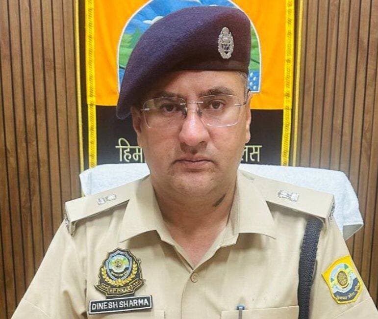 -<nis:link nis:type=tag nis:id=चंबा nis:value=चंबा nis:enabled=true nis:link/> में गोवंश हत्या मामले में चार आरोपी गिरफ्तार...
-<nis:link nis:type=tag nis:id=ब्राइट nis:value=ब्राइट nis:enabled=true nis:link/> <nis:link nis:type=tag nis:id=न्यूज nis:value=न्यूज nis:enabled=true nis:link/> <nis:link nis:type=tag nis:id=चंबा nis:value=चंबा nis:enabled=true nis:link/>
-<nis:link nis:type=tag nis:id=हिमाचल nis:value=हिमाचल nis:enabled=true nis:link/> प्रदेश के चंबा जिले में गोवंशीय पशु की हत्या के मामले में पुलिस ने बड़ी कार्रवाई करते हुए चार आरोपियों को गिरफ्तार किया है। यह मामला सिल्लाघ्राट क्षेत्र का है, जहां घटना के बाद तनाव और विरोध प्रदर्शनों का माहौल बन गया था। पुलिस ने मामले को सुलझाने का दावा किया है। गिरफ्तार किए गए चारों आरोपी सिल्लाघ्राट क्षेत्र के ही रहने वाले हैं और पुलिस उन्हें आज अदालत में पेश करेगी।
-<nis:link nis:type=tag nis:id=अतिरिक्त nis:value=अतिरिक्त nis:enabled=true nis:link/> पुलिस अधीक्षक चंबा दिनेश शर्मा ने चार आरोपियों की गिरफ्तारी की पुष्टि की है। उन्होंने बताया कि मामले में नियमानुसार आगामी कार्रवाई अमल में लाई जा रही है। यह कार्रवाई थाना प्रभारी सदर चंबा निरीक्षक रमन चौधरी के नेतृत्व में पुलिस टीम द्वारा की गई है।
-<nis:link nis:type=tag nis:id=घटना nis:value=घटना nis:enabled=true nis:link/> के बाद बढ़ा तनाव, मौके पर बुलाना पड़ा अतिरिक्त पुलिस बल..
-<nis:link nis:type=tag nis:id=सिल्लाघ्राट nis:value=सिल्लाघ्राट nis:enabled=true nis:link/> क्षेत्र में गोवंशीय पशु की हत्या की सूचना मिलने के बाद बड़ी संख्या में ग्रामीण घटनास्थल पर एकत्रित हो गए थे। शारदीय नवरात्र के दौरान हुई इस घटना को लेकर लोगों में भारी रोष फैल गया और स्थिति तनावपूर्ण हो गई। हालात को संभालने के लिए मौके पर अतिरिक्त पुलिस बल बुलाना पड़ा। पुलिस ने घटनास्थल का निरीक्षण कर ग्रामीणों के बयान दर्ज किए और अज्ञात लोगों के खिलाफ मामला दर्ज कर जांच शुरू की थी। ग्रामीणों ने पुलिस से साक्ष्य जुटाकर वारदात में शामिल लोगों की पहचान कर गिरफ्तार करने की मांग की थी।
-<nis:link nis:type=tag nis:id=विरोध nis:value=विरोध nis:enabled=true nis:link/> में बंद रहा चंबा बाजार, हुआ हनुमान चालीसा पाठ...
-<nis:link nis:type=tag nis:id=घटना nis:value=घटना nis:enabled=true nis:link/> के विरोध में बुधवार को चंबा शहर में जोरदार प्रदर्शन हुआ था। हिंदू संगठनों के कार्यकर्ताओं ने मुख्य चौक पर नारेबाजी की और सामूहिक रूप से हनुमान चालीसा का पाठ किया। विरोध के चलते बुधवार को चंबा बाजार बंद रहा था। मेडिकल स्टोर को छोड़कर सभी दुकानें बंद रखी गई थीं। बजरंग दल के कार्यकर्ताओं ने भी जिला मुख्यालय के मुख्य चौक पर प्रदर्शन कर प्रशासन के खिलाफ नारेबाजी की थी।
-<nis:link nis:type=tag nis:id=ग्रामीणों nis:value=ग्रामीणों nis:enabled=true nis:link/> और बजरंग दल के पदाधिकारियों ने आरोप लगाया था कि नवरात्र के दौरान माहौल खराब करने और धार्मिक भावनाओं को ठेस पहुंचाने के उद्देश्य से वारदात को अंजाम दिया गया और आरोपियों के खिलाफ कड़ी कानूनी कार्रवाई की मांग उठाई थी।