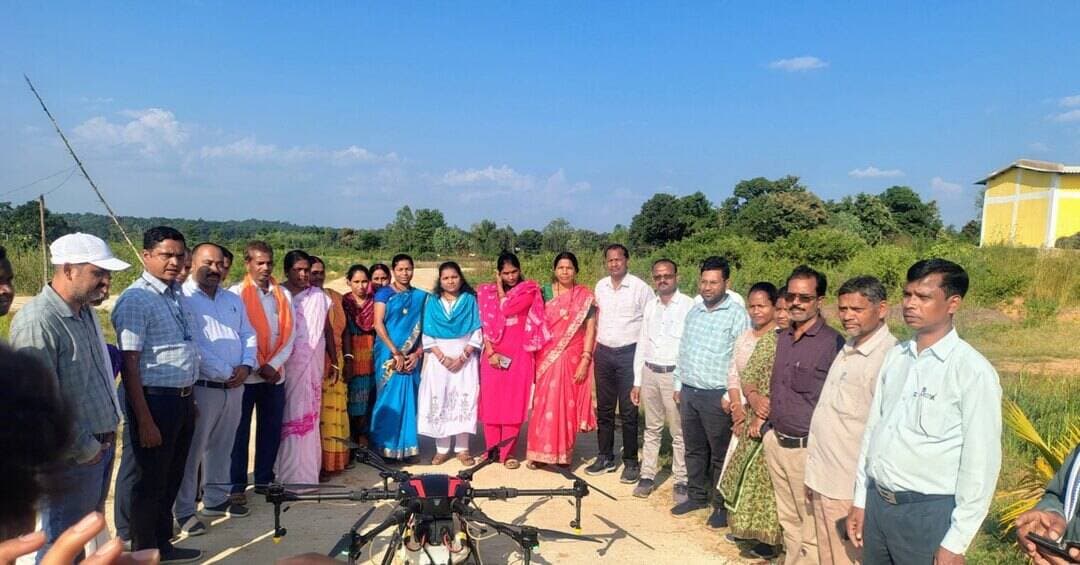 जिला प्रशासन कोण्डागांव के निर्देशानुसार कृषि अभियांत्रिकी विभाग, बस्तर संभाग, जगदलपुर द्वारा कृषि विज्ञान केंद्र, पूर्वी बोरगांव में धान की फसल पर कृषि ड्रोन के माध्यम से जैविक कीटनाशक छिड़काव का व्यावहारिक प्रदर्शन आयोजित किया गया। इसका उद्देश्य किसानों को आधुनिक कृषि तकनीकों की जानकारी देना और खेती में ड्रोन के उपयोग को प्रोत्साहित करना था।
कम समय में बड़े क्षेत्र में छिड़काव
प्रदर्शन के दौरान कृषि ड्रोन की कार्यप्रणाली और उपयोगिता की जानकारी दी गई। ड्रोन के माध्यम से कम समय में बड़े क्षेत्र में छिड़काव किया जा सकता है, जिससे श्रम और समय की बचत होती है। साथ ही, खेत में पैदल चलकर छिड़काव करने की आवश्यकता भी कम हो सकती है।
फसल प्रबंधन में आधुनिक तकनीक की भूमिका
ड्रोन तकनीक से निर्धारित मात्रा में घोल का छिड़काव करने में मदद मिलती है। इसके प्रभावी उपयोग के लिए मौसम, नोजल, घोल की मात्रा, फसल की स्थिति और ड्रोन का उचित संचालन महत्वपूर्ण है। यह तकनीक किसानों को समयबद्ध तरीके से फसल प्रबंधन कार्य करने में सहायक हो सकती है।
जनप्रतिनिधियों, कृषि वैज्ञानिकों और किसानों ने देखा प्रदर्शन
कार्यक्रम में जिला पंचायत अध्यक्ष श्रीमती रीता सोरी, कृषि सभापति श्रीमती यशोदा कश्यप, जनपद पंचायत अध्यक्ष श्रीमती अनीता कोर्राम, कृषि अभियंता श्री हरिलाल देवांगन, उप संचालक कृषि श्री कैलाश मरकाम, कृषि विज्ञान केंद्र के प्रमुख श्री सुरेश मरकाम सहित जनप्रतिनिधि, कृषि वैज्ञानिक, विभागीय अधिकारी-कर्मचारी और उन्नतशील कृषक उपस्थित रहे।
आधुनिक कृषि यंत्रों और तकनीकों का व्यावहारिक प्रदर्शन किसानों को नई संभावनाओं से परिचित कराने तथा कृषि यंत्रीकरण को बढ़ावा देने की दिशा में महत्वपूर्ण पहल है।
#आधुनिक_कृषि #कृषि_ड्रोन #कृषि_यंत्रीकरण #किसान_कल्याण #MawaKondanaar संवर_रहा_छत्तीसगढ़