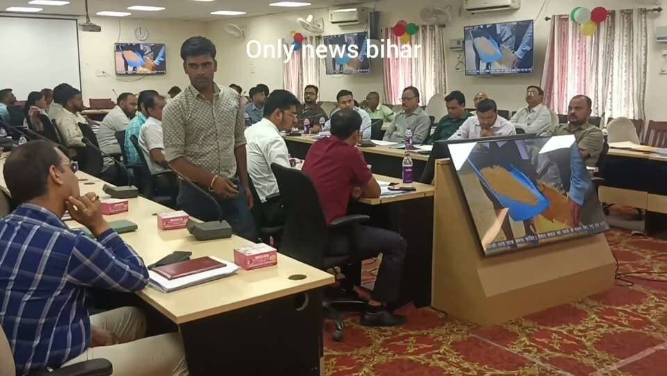 लखीसराय। खरीफ फसल के आंकड़ों का संकलन, अब मोबाइल ऐप से कर्मियों को दिया गया प्रशिक्षण।