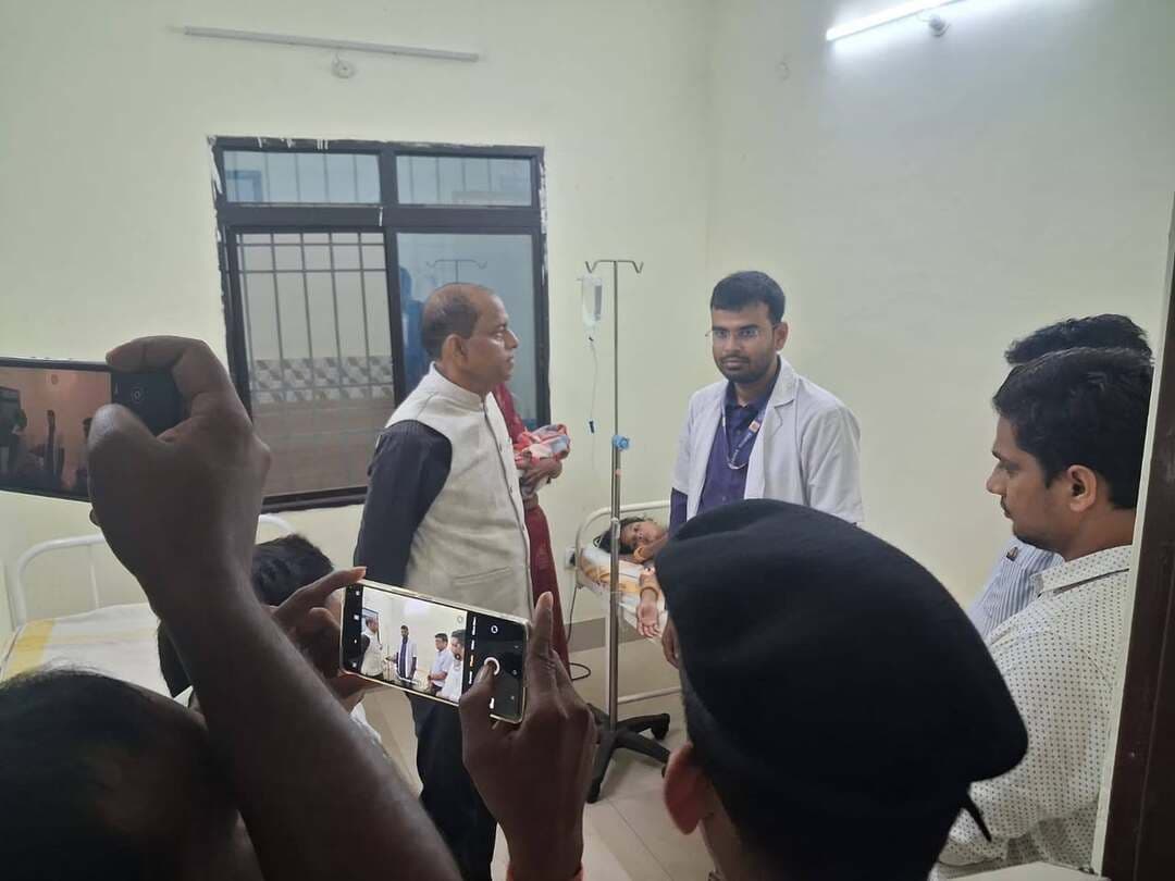 चानन पीएचसी में अब 24 घंटे मिलेगी स्वास्थ्य सेवा, डीएम ने दो चिकित्सकों की की प्रतिनियुक्ति
कोशी स्नातक निर्वाचन-को लेकर बूथों का किया निरीक्षण, स्वास्थ्य सेवाओं में लापरवाही पर जताई गंभीरता
लखीसराय। जिला पदाधिकारी शैलेंद्र कुमार ने शुक्रवार को चानन प्रखंड कार्यालय में कोशी स्नातक निर्वाचन-2026 के मद्देनजर मतदान केंद्रों का निरीक्षण किया। इस दौरान उन्होंने निर्वाचन संबंधी तैयारियों का जायजा लेते हुए निष्पक्ष, पारदर्शी एवं सुव्यवस्थित चुनाव संपन्न कराने के लिए आवश्यक दिशा-निर्देश दिए।
निरीक्षण के बाद डीएम ने चानन प्राथमिक स्वास्थ्य केंद्र की स्वास्थ्य सेवाओं की समीक्षा की। इस दौरान चिकित्सकों की उपलब्धता नहीं होने के कारण पीएचसी में 24×7 स्वास्थ्य सेवा नियमित रूप से संचालित नहीं होने की बात सामने आई। इसे गंभीरता से लेते हुए डीएम ने तत्काल दो चिकित्सकों की प्रतिनियुक्ति की।