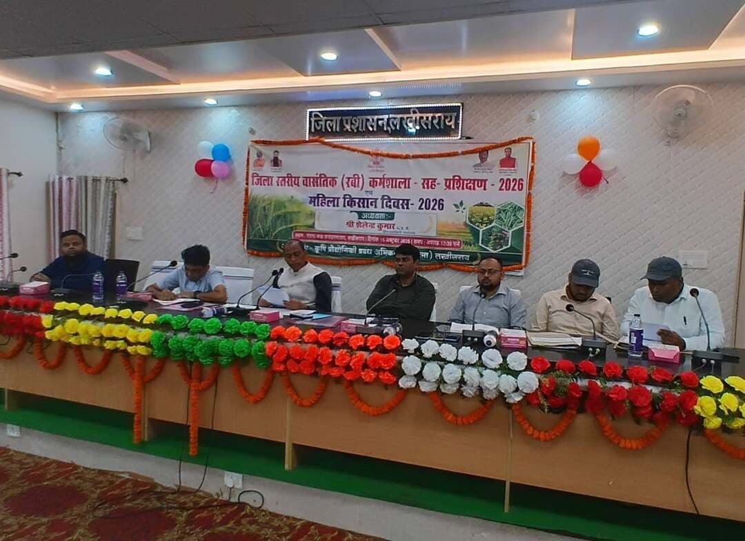 भूमि की नई श्रेणियों और एमवीआर के समायोजन पर मंथन
लखीसराय। समाहरणालय स्थित मंत्रणा कक्ष में जिला पदाधिकारी शैलेंद्र कुमार की अध्यक्षता में जिला मूल्यांकन समिति की बैठक आयोजित की गई। बैठक में भूमि की वर्तमान श्रेणियों के पुनर्गठन, नई श्रेणियों के सृजन तथा न्यूनतम मूल्यांकन पंजी (एमवीआर) के समायोजन पर चर्चा की गई।
बैठक में जिला अवर निबंधक-सह-सचिव ने विभागीय अधिसूचना के आलोक में बिहार स्टाम्प नियमावली में किए गए प्रावधानों की जानकारी दी। ग्रामीण क्षेत्रों में अनुपजाऊ, असिंचित, सिंचित, आवासीय, व्यावसायिक एवं औद्योगिक भूमि की श्रेणियों, जबकि शहरी क्षेत्रों में प्रधान सड़क, मुख्य सड़क, शाखा सड़क, अन्य सड़क एवं गली के आधार पर भूमि वर्गीकरण पर विचार-विमर्श किया गया।
समिति ने नई अधिसूचना के अनुरूप पुरानी श्रेणियों के विलोपन अथवा समायोजन तथा नई श्रेणियों के लिए प्रभावी एमवीआर निर्धारित करने पर चर्चा की। ग्रामीण क्षेत्रों में फसल आधारित भूमि मूल्यांकन और शहरी क्षेत्रों में सड़क की स्थिति एवं भूमि के उपयोग के आधार पर मूल्यांकन व्यवस्था को अधिक पारदर्शी एवं व्यावहारिक बनाने पर भी जोर दिया गया।
बैठक में उप विकास आयुक्त सुमित कुमार, अपर समाहर्ता नीरज कुमार, भूमि सुधार उप समाहर्ता राहुल कुमार, जिला जनसंपर्क पदाधिकारी रवि कुमार सहित संबंधित पदाधिकारी एवं कर्मचारी उपस्थित थे।