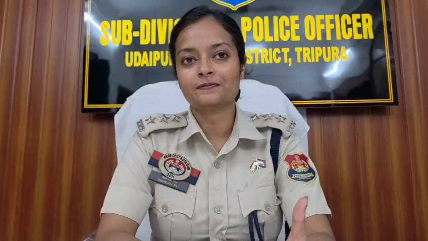 বেঙ্গালুরুতে বসে সামাজিক মাধ্যমে পোস্ট করে পুলিশকে বদনাম করার চেষ্টা! দুর্গাপূজার পাস বিক্রি করা হচ্ছে বলে পোস্ট করে বিভ্রান্তি ছড়ানোর অভিযোগ উঠেছে উদয়পুরের বর্মাবাড়ির বাসিন্দা ২২ বছর বয়সি আনন মজুমদারের বিরুদ্ধে। তাঁর করা পোস্টকে ঘিরে বিতর্কের সৃষ্টি হয়। বিষয়টি যাচাই করে মহকুমা পুলিশ আধিকারিক দেবাঞ্জলি রায় জানান, পাস বিক্রির অভিযোগের কোনও ভিত্তি নেই। এই ঘটনায় অভিযোগের সঙ্গে যুক্ত দুই ব্যক্তিকে ডেকে জিজ্ঞাসাবাদ করে পুলিশ। পুলিশের বক্তব্য অনুযায়ী, পাস বিক্রি সংক্রান্ত অভিযোগটি ভিত্তিহীন। সামাজিক মাধ্যমে এই পোস্টকে কেন্দ্র করে পুলিশের ভূমিকা নিয়ে বিভ্রান্তি ছড়ানোর অভিযোগ উঠেছে।