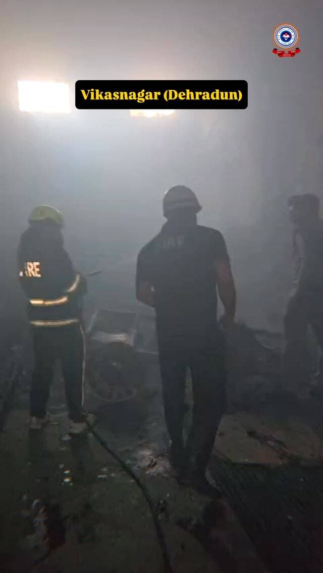 🚒 फायर स्टेशन डाकपत्थर, विकासनगर 🚒
🔥 बाबूगढ़ मंडी के पास दुकान में लगी आग पर अग्निशमन यूनिट ने पाया काबू।
बाबूगढ़ मंडी के पास ग्रेट महाराष्ट्र बैंड की दुकान में आग लगने की सूचना प्राप्त होते ही फायर स्टेशन डाकपत्थर की टीम तत्काल घटनास्थल पर पहुँची। अग्निशमन यूनिट द्वारा मिनी हाई प्रेशर एवं वाटर टेंडर की सहायता से प्रभावी अग्निशमन कार्यवाही करते हुए आग पर काबू पाया गया। टीम ने आग को आसपास की दुकानों तक फैलने से रोका। अग्निकांड में दुकान का काफी सामान जल गया, जबकि कुछ सामान को सुरक्षित बचा लिया गया। घटना में कोई जनहानि नहीं हुई।
#uttarakhandfireservice
#firefighters
#firesafety
#fire
#uttarakhand