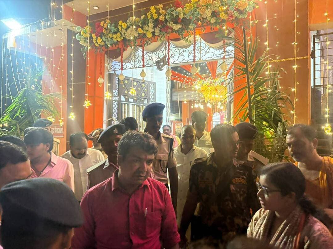 दुर्गा पूजा के अवसर पर विधि-व्यवस्था, सुरक्षा एवं यातायात व्यवस्था को सुदृढ़ बनाए रखने के उद्देश्य से आज दिनांक 16.10.2026 को जिला पदाधिकारी, रोहतास द्वारा बिक्रमगंज के विभिन्न पूजा पंडालों, मंदिरों, प्रमुख चौक-चौराहों एवं काव नदी स्थित विसर्जन घाट का निरीक्षण किया गया। इस दौरान पूजा स्थलों पर उपलब्ध सुरक्षा व्यवस्थाओं, यातायात प्रबंधन, साफ-सफाई तथा श्रद्धालुओं की सुविधा के लिए की गई तैयारियों का जायजा लिया गया।
निरीक्षण के क्रम में जिला पदाधिकारी ने पूजा समिति के प्रतिनिधियों को जिला प्रशासन द्वारा जारी दिशा-निर्देशों का अनुपालन सुनिश्चित करने का निर्देश दिया। उन्होंने पूजा पंडालों में सीसीटीवी कैमरों की उपलब्धता, अग्निशमन यंत्रों की व्यवस्था, स्वयंसेवकों की तैनाती, साफ-सफाई तथा अन्य आवश्यक सुरक्षा मानकों का निरीक्षण किया। साथ ही, लोगों की सुविधा एवं सुरक्षा को ध्यान में रखते हुए महिला एवं पुरुष श्रद्धालुओं के प्रवेश और निकास के लिए अलग-अलग कतारों की व्यवस्था सुनिश्चित करने का निर्देश दिया। पंडालों एवं मंदिरों के आसपास स्वच्छता बनाए रखने के लिए पर्याप्त संख्या में डस्टबिन उपलब्ध कराने को कहा गया।
जिला पदाधिकारी ने कार्यपालक पदाधिकारी, नगर परिषद बिक्रमगंज को मंदिरों, पूजा पंडालों तथा शहर के प्रमुख स्थलों पर साफ-सफाई की समुचित व्यवस्था सुनिश्चित करने का निर्देश दिए। उन्होंने कहा कि स्वच्छता के मामले में किसी भी प्रकार की लापरवाही बर्दाश्त नहीं की जाएगी। संबंधित पदाधिकारियों को नियमित निगरानी करते हुए सफाई व्यवस्था को दुरुस्त रखने को कहा गया।
जिला पदाधिकारी द्वारा काव नदी स्थित प्रतिमा विसर्जन घाट का भी निरीक्षण किया गया तथा वहां श्रद्धालुओं की सुरक्षा के लिए की गई व्यवस्थाओं की जानकारी प्राप्त की। उन्होंने संबंधित पदाधिकारियों को निर्देश दिया कि दुर्गा प्रतिमा विसर्जन के दौरान सुरक्षा को सर्वोच्च प्राथमिकता दी जाए। विसर्जन स्थलों पर भीड़ का सुव्यवस्थित प्रबंधन, सुरक्षित आवागमन तथा आवश्यक सुरक्षा उपायों को सुनिश्चित किया जाए, ताकि किसी भी प्रकार की अप्रिय घटना की संभावना को रोका जा सके और विसर्जन कार्यक्रम शांतिपूर्ण एवं व्यवस्थित ढंग से संपन्न हो।
जिला पदाधिकारी ने सभी संबंधित पदाधिकारियों को आपसी समन्वय के साथ सतर्कता बरतने तथा पूजा एवं विसर्जन के दौरान विधि-व्यवस्था बनाए रखने के लिए आवश्यक कार्रवाई सुनिश्चित करने का निर्देश दिया।
निरीक्षण के दौरान अपर समाहर्ता-सह-अपर जिला दंडाधिकारी श्री ललित भूषण रंजन, अनुमंडल पदाधिकारी, बिक्रमगंज श्री दिलीप कुमार, अनुमंडल पुलिस पदाधिकारी, बिक्रमगंज श्री सिंधु शेखर सिंह, कार्यपालक पदाधिकारी, नगर परिषद बिक्रमगंज, प्रखंड विकास पदाधिकारी एवं संबंधित थानाध्यक्ष सहित अन्य पदाधिकारी उपस्थित थे।
#IPRD
#DurgaPuja
#BiharGovernment
#PublicService
#CMSamrat
Information & Public Relations Department, Government of Bihar