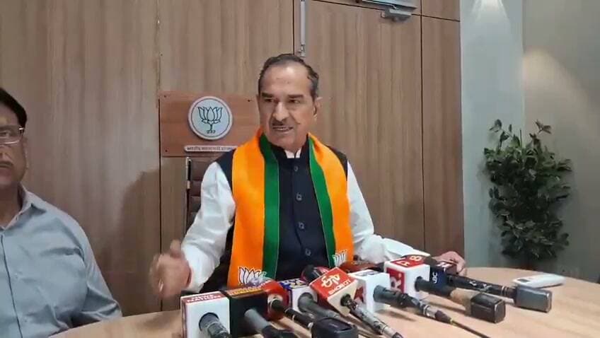 "पाकिस्तान के साथ खड़े हैं" वाले बयान पर चौतरफा थू-थू हुई, तो भाजपा प्रदेशाध्यक्ष जी ने सफाई देने के लिए प्रेस वार्ता बुलाई...!!
सोचा था सफाई देकर अपनी साख बचा लेंगे, लेकिन यहां तो पत्रकारों ने प्रदेशाध्यक्ष जी की ही बखिया उधेड़ दी...!! 😂
आगे जो हुआ, वो आप खुद देखिए...साढ़े छह मिनट का शुद्ध 'मनोरंजन'...!! 😃🤣😆
