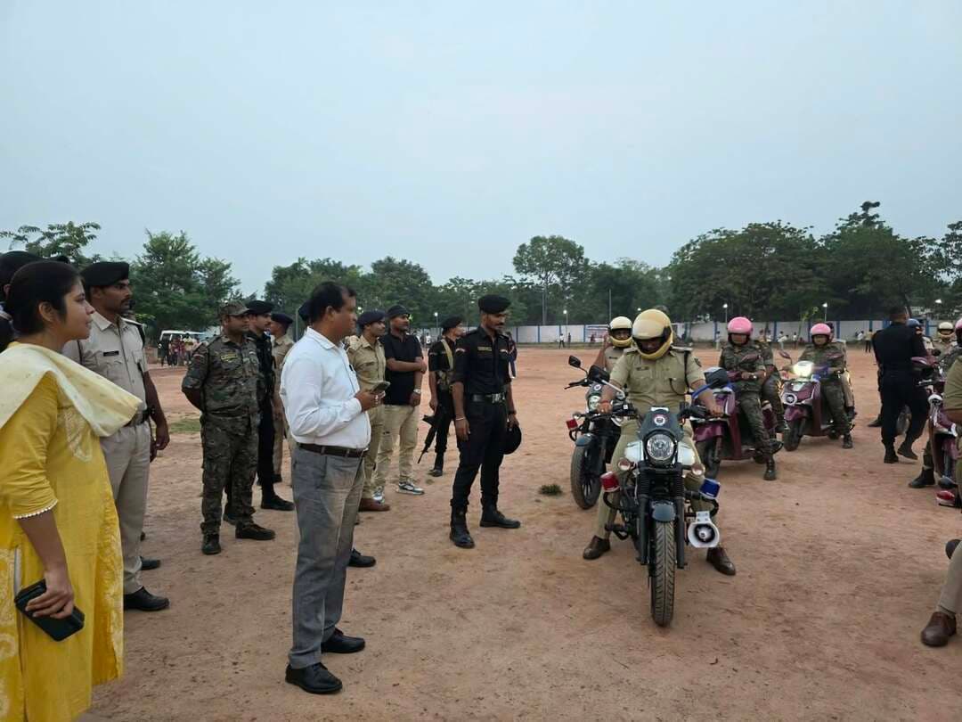 आगामी दुर्गापूजा को शांतिपूर्ण, सुरक्षित एवं सौहार्दपूर्ण वातावरण में संपन्न कराने को लेकर जिला प्रशासन एवं पुलिस प्रशासन शेखपुरा पूरी तरह सतर्क है। इसी क्रम में आज दिनांक 16 अक्टूबर 2026 को श्री लखींद्र पासवान, अपर समाहर्ता, शेखपुरा एवं श्री हिमांशु, पुलिस अधीक्षक, शेखपुरा के नेतृत्व में नगर परिषद् शेखपुरा क्षेत्र में फ्लैग मार्च निकाला गया। इस दौरान प्रशासनिक एवं पुलिस पदाधिकारियों ने शहर के विभिन्न प्रमुख चौक-चौराहों एवं संवेदनशील स्थानों का भ्रमण कर सुरक्षा व्यवस्था का जायजा लिया।
Information & Public Relations Department, Government of Bihar
CMO Bihar
#samratchoudhary
#CMSamrat