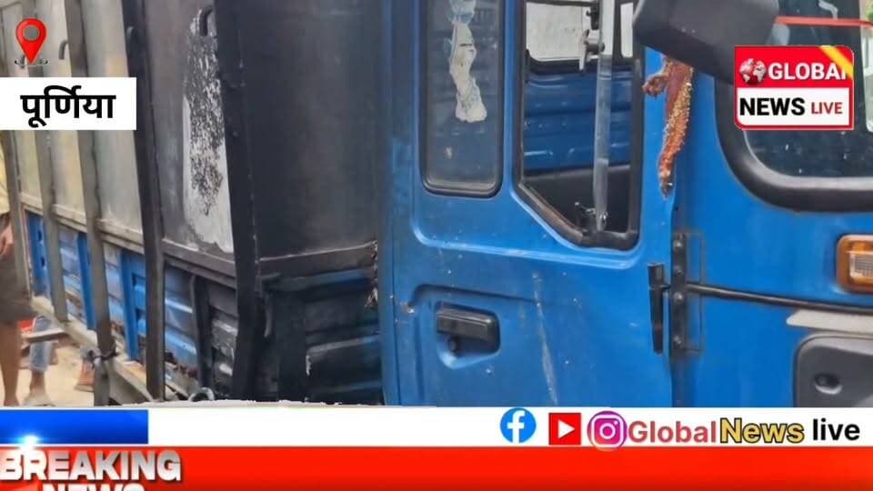 मोटरसाइकिल और मालवाहक टेम्पो की टक्कर, बाइक में लगी आग से युवक गंभीर रूप से झुलसा