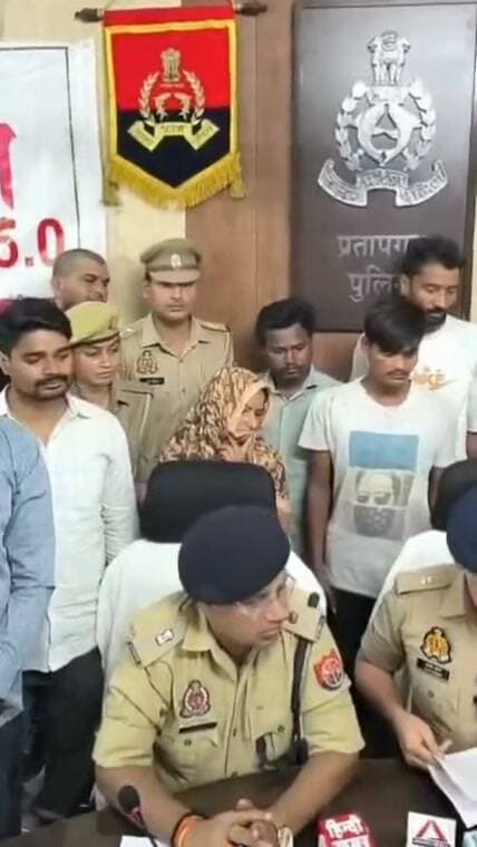 "लालगंज के व्यापारी उमाशंकर कौशल उर्फ गुड्डू की हत्या की गुत्थी सुलझाने का दावा करते हुए पुलिस ने उनकी पत्नी सुमन देवी और उसके कथित प्रेमी शहंशाह समेत चार लोगों को गिरफ्तार किया है। पुलिस की जांच में सामने आया कि उमाशंकर को रास्ते से हटाने के लिए साजिश रची गई थी।
"आरोप है कि उन्हें शराब पिलाने के बहाने शीतलमऊ नहर के पास ले जाया गया, जहां ईंट-पत्थर से कुचलकर उनकी हत्या कर दी गई। इसके बाद शव को घसीटकर कीचड़ में फेंक दिया गया। इस वारदात के बाद से ही पत्नी और उसके कथित प्रेम संबंधों को लेकर चर्चाएं थीं। अब पुलिस ने पूछताछ और बरामदगी के आधार पर मामले का खुलासा किया।
"पुलिस के मुताबिक, पूछताछ में पत्नी सुमन देवी ने बताया कि उसने शहंशाह और उसके साथियों विशाल शुक्ला उर्फ बिट्टू तथा अविनाश तिवारी उर्फ रजत तिवारी के साथ मिलकर हत्या की योजना बनाई थी। आरोप है कि शहंशाह अपने साथियों के साथ उमाशंकर को नहर के पास ले गया। वहां शराब पिलाने के बाद ईंट-पत्थर से हमला कर उनकी हत्या कर दी गई। बाद में शव को घसीटकर कीचड़ में फेंक दिया गया। पुलिस के अनुसार, आरोपियों ने वारदात के बाद बचने के लिए छिपने की कोशिश की"