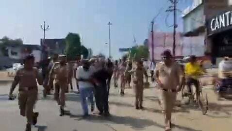 प्रतापगढ़: ये हैं सुभाष पाल और दक्ष पाल
ये दोनों दोस्त मिशन शक्ति 6.0 के दौर में बाजार में बाइक से स्टंट कर रहे थे और महिलाओं पर अश्लील फब्तियां कस रहे थे
मिशन शक्ति टीम ने मनचले सुभाष और दक्ष को गिरफ्तार किया और सड़क पर लाठियां मारते हुए दोनो की परेड निकाली