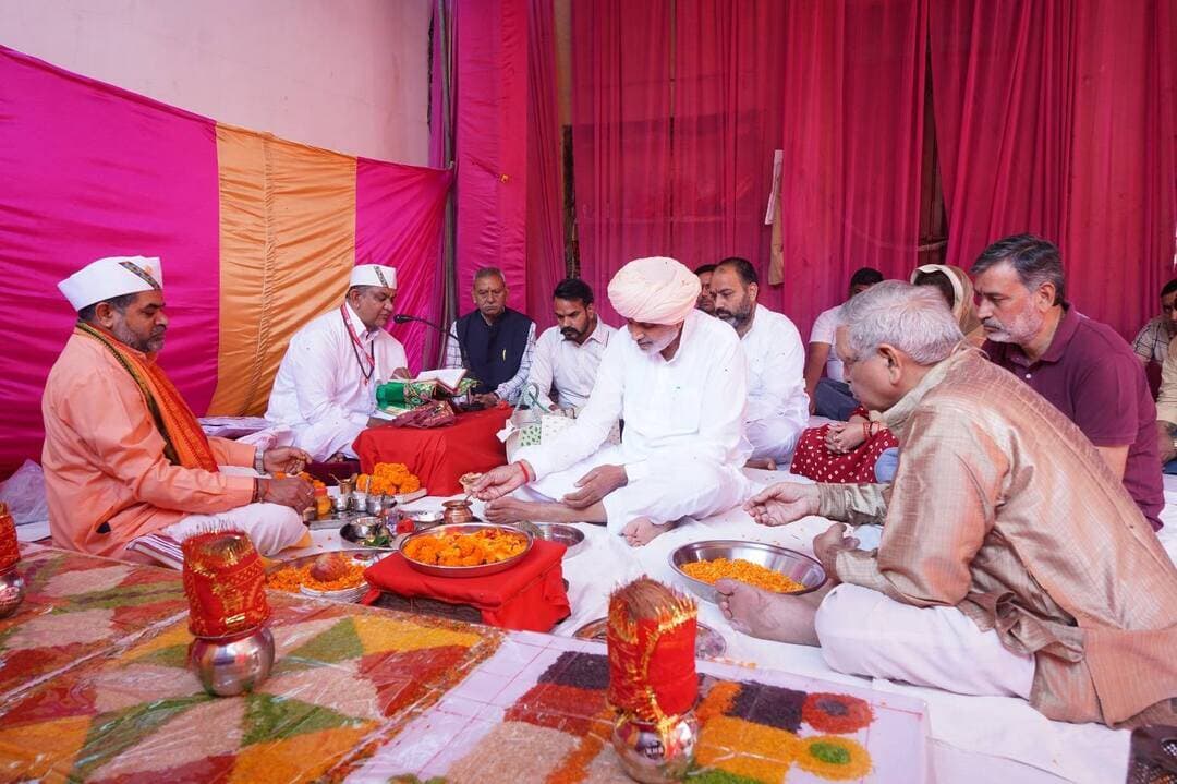 कृषि मंत्री श्याम सिंह राणा ने काली माता मंदिर में की पूजा-अर्चना
अश्विन नवरात्र मेले के छठे दिन मां महामायी का आशीर्वाद लेकर प्रदेश की सुख, शांति और समृद्धि की कामना की
पंचकूला, 16 अक्तूबर: हरियाणा के कृषि एवं किसान कल्याण मंत्री श्री श्याम सिंह राणा ने आज अश्विन नवरात्र मेले के छठे दिन कालका स्थित प्रसिद्ध श्री काली माता मंदिर में माथा टेककर विधिवत पूजा-अर्चना की और महामायी का आशीर्वाद प्राप्त किया। इस अवसर पर उन्होंने प्रदेशवासियों के सुख, शांति, समृद्धि और खुशहाली की कामना की।
मंदिर में पूजा-अर्चना के उपरांत कृषि मंत्री ने हवन-यज्ञ में भाग लिया और विधिवत आहुतियां अर्पित कीं। उन्होंने मां काली से प्रदेश की उन्नति, जनकल्याण और सभी के जीवन में सुख-समृद्धि बनाए रखने की प्रार्थना की।
इस अवसर पर कालका के एसडीएम श्री संयम गर्ग, श्री काली माता मंदिर कालका के सचिव श्री पृथ्वीराज, जिला लोक संपर्क एवं कष्ट निवारण समिति के सदस्य श्री विजय कालिया सहित अन्य गणमान्य व्यक्ति भी उपस्थित रहे।