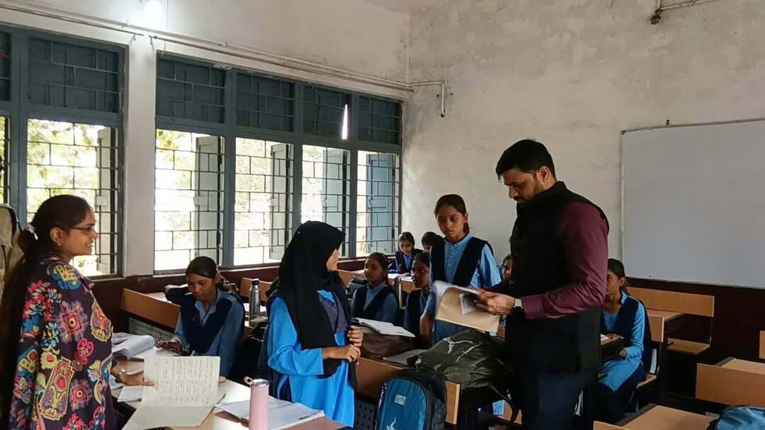 नवागत कलेक्टर श्री सिसोनिया ने गढ़ी में शासकीय विद्यालय का किया निरीक्षण
कक्षाओं में पहुंचकर विद्यार्थियों से किया संवाद, प्रश्न भी पूछे
––––
––––
जिले के नवागत कलेक्टर श्री रोहित सिसोनिया ने गैरतगंज जनपद की ग्राम पंचातय गढ़ी में एकीकृत शासकीय माध्यमिक शाला तथा शासकीय हाईस्कूल का निरीक्षण किया। इस दौरान उन्होंने कक्षाओं में पहुंचकर विद्यार्थियों से संवाद किया और उनकी शैक्षणिक गतिविधियों की जानकारी ली। इस दौरान पुलिस अधीक्षक श्री आशुतोष गुप्ता भी साथ रहे।
कलेक्टर श्री सिसोनिया ने विद्यार्थियों से संवाद के दौरान शैक्षणिक जानकारी ली और पाठ्यपुस्तक में से विद्यार्थियों से प्रश्न भी पूछे। उन्होंने विद्यार्थियों को बेहतर भविष्य के लिए नियमित अध्ययन का महत्व बताते हुए मन लगाकर पढ़ाई करने के लिए प्रेरित किया। हाईस्कूल के निरीक्षण के दौरान उन्होंने कक्षा 10वीं के विद्यार्थियों से संवाद करते हुए उन्होंने बोर्ड परीक्षा की तैयारी हेतु पूरी लगन और मेहनत से पढ़ाई करने के लिए कहा। साथ ही कठिनाई या समस्या आने पर शिक्षकों से उसका समाधान करने के लिए कहा। निरीक्षण के दौरान प्राचार्य तथा शिक्षकों से कक्षावार विद्यार्थियों की संख्या, नियमित उपस्थित, शैक्षणिक प्रगति आदि की जानकारी लेते हुए आवश्यक दिशा-निर्देश दिए। उन्होंने विद्यालय के मेधावी विद्यार्थियों को सम्मानित भी किया। साथ ही विद्यार्थियों के साथ मध्यान्ह भोजन भी किया।
#Raisen Jansampark Madhya Pradesh JDjansampark Bhopal Bhopal Commissioner Collector Office Raisen