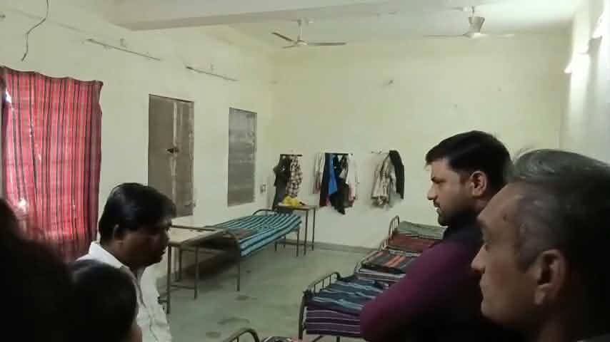 कलेक्टर श्री सिसोनिया ने गढ़ी में शास.अनुसूचित जनजाति सीनियर बालक छात्रावास का किया निरीक्षण
––––
––––
जिले के नवागत कलेक्टर श्री रोहित सिसोनिया द्वारा गढ़ी स्थित शासकीय अनुसूचित जनजाति सीनियर बालक छात्रावास का निरीक्षण कर वहां उपलब्ध व्यवस्थाओं का जायजा लिया गया। निरीक्षण के दौरान उन्होंने छात्रावास में विद्यार्थियों के रहने, भोजन, स्वच्छता तथा अध्ययन से संबंधित व्यवस्थाओं की जानकारी प्राप्त कर संबंधित अधिकारियों को निर्देश दिए कि छात्रावास में विद्यार्थियों को स्वच्छ, सुरक्षित और बेहतर वातावरण उपलब्ध कराया जाए। साथ ही भोजन की गुणवत्ता, पेयजल, साफ-सफाई तथा अन्य मूलभूत सुविधाओं पर विशेष ध्यान दिया जाए। इस दौरान एसपी श्री आशुतोष गुप्ता भी साथ रहे।
#Raisen Jansampark Madhya Pradesh JDjansampark Bhopal Collector Office Raisen